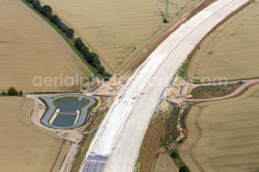 Hötzelsroda from above - Blick auf die Baustelle einer Unterführung der A4 mit Regenrückhaltebecken östlich von Hötzelsroda. Der Neubau ist Teil des Projekt Nordverlegung / Umfahrung Hörselberge der Autobahn E40 / A4 in Thüringen bei Eisenach. Durchgeführt werden die im Zuge dieses Projektes notwendigen Arbeiten unter an derem von den Mitarbeitern der Niederlassung Weimar der EUROVIA Verkehrsbau Union sowie der Niederlassungen Abbruch und Erdbau, Betonstraßenbau, Ingenieurbau und TECO Schallschutz der EUROVIA Beton sowie der DEGES.