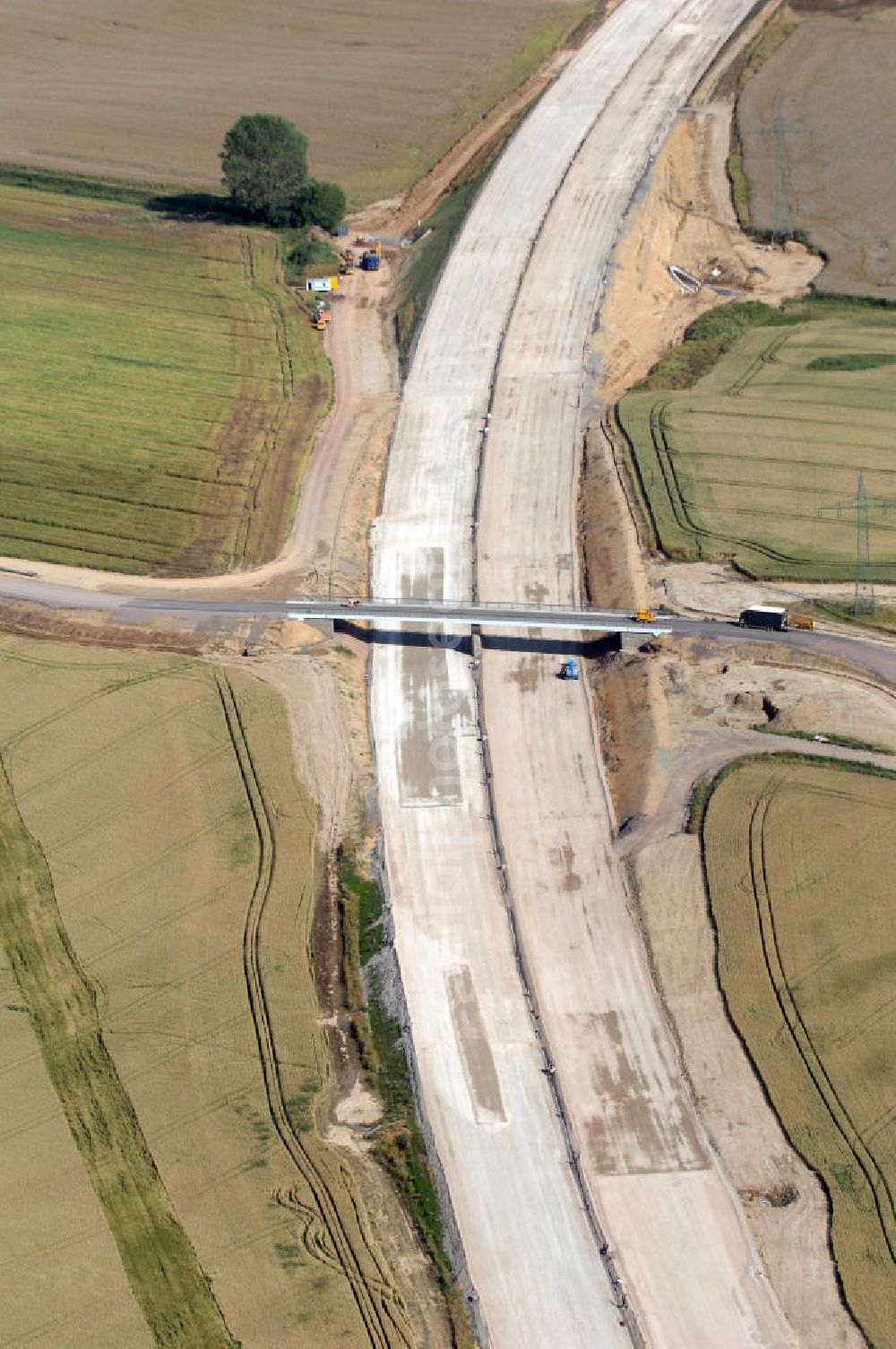 Aerial photograph Hötzelsroda - Blick auf die Baustelle der Strassenbrücke zwischen Hötzelsroda und Bolleroda welche über die A4 führt, sowie eine Unterführung dahinter (nördlich von Hötzelsroda). Der Neubau ist Teil des Projekt Nordverlegung / Umfahrung Hörselberge der Autobahn E40 / A4 in Thüringen bei Eisenach. Durchgeführt werden die im Zuge dieses Projektes notwendigen Arbeiten unter an derem von den Mitarbeitern der Niederlassung Weimar der EUROVIA Verkehrsbau Union sowie der Niederlassu???????????????????????????????????????????????????????????????????????????????????????????????????????????????