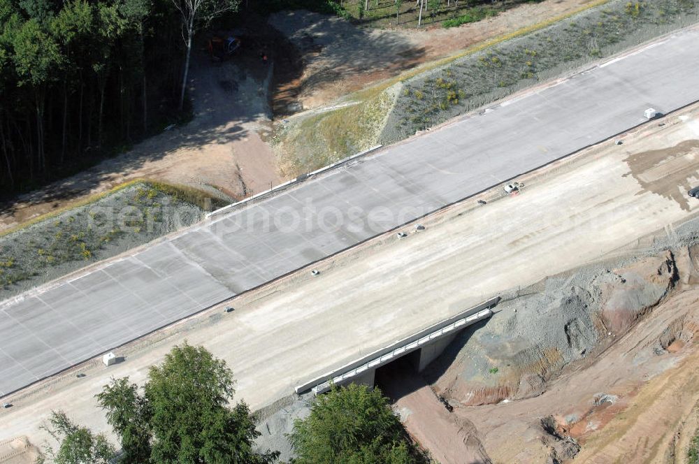 Aerial photograph Madelungen - Blick auf die Baustelle einer Unterführung der A4 südlich von Madelungen. Der Neubau ist Teil des Projekt Nordverlegung / Umfahrung Hörselberge der Autobahn E40 / A4 in Thüringen bei Eisenach. Durchgeführt werden die im Zuge dieses Projektes notwendigen Arbeiten unter an derem von den Mitarbeitern der Niederlassung Weimar der EUROVIA Verkehrsbau Union sowie der Niederlassungen Abbruch und Erdbau, Betonstraßenbau, Ingenieurbau und TECO Schallschutz der EUROVIA Beton sowie der DEGES.