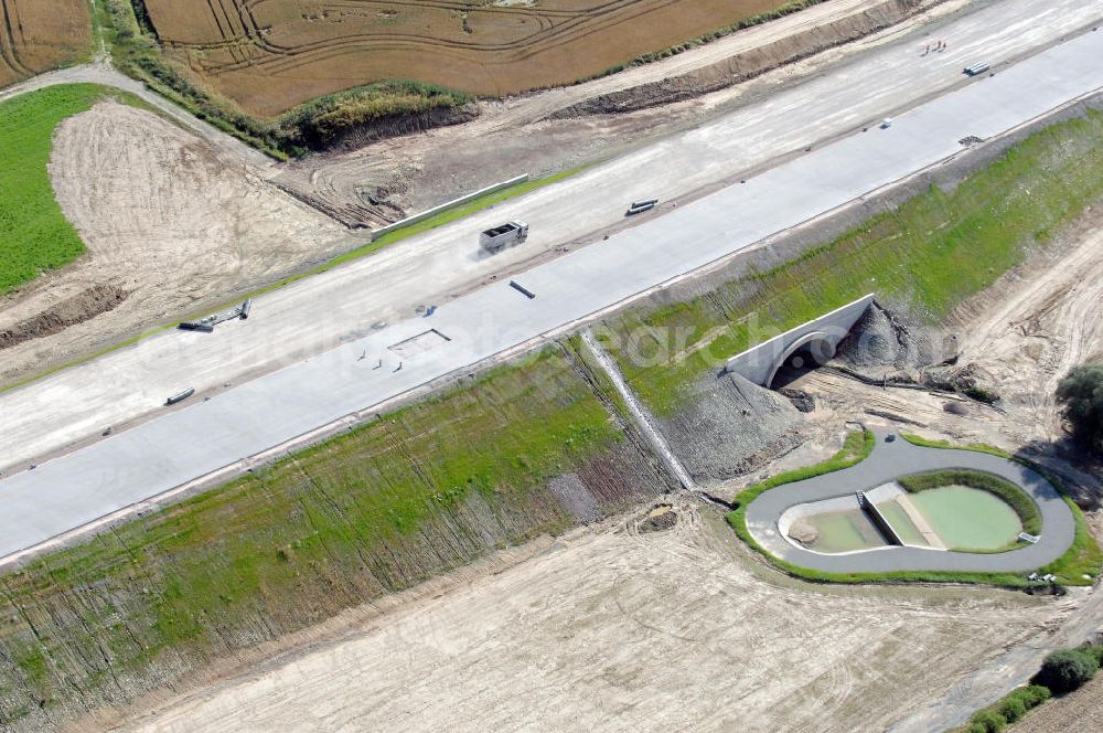 Aerial photograph Madelungen - Blick auf die Baustelle einer Unterführung der A4 mit Regenrückhaltebecken bei Madelungen. Der Neubau ist Teil des Projekt Nordverlegung / Umfahrung Hörselberge der Autobahn E40 / A4 in Thüringen bei Eisenach. Durchgeführt werden die im Zuge dieses Projektes notwendigen Arbeiten unter an derem von den Mitarbeitern der Niederlassung Weimar der EUROVIA Verkehrsbau Union sowie der Niederlassungen Abbruch und Erdbau, Betonstraßenbau, Ingenieurbau und TECO Schallschutz der EUROVIA Beton sowi????????????