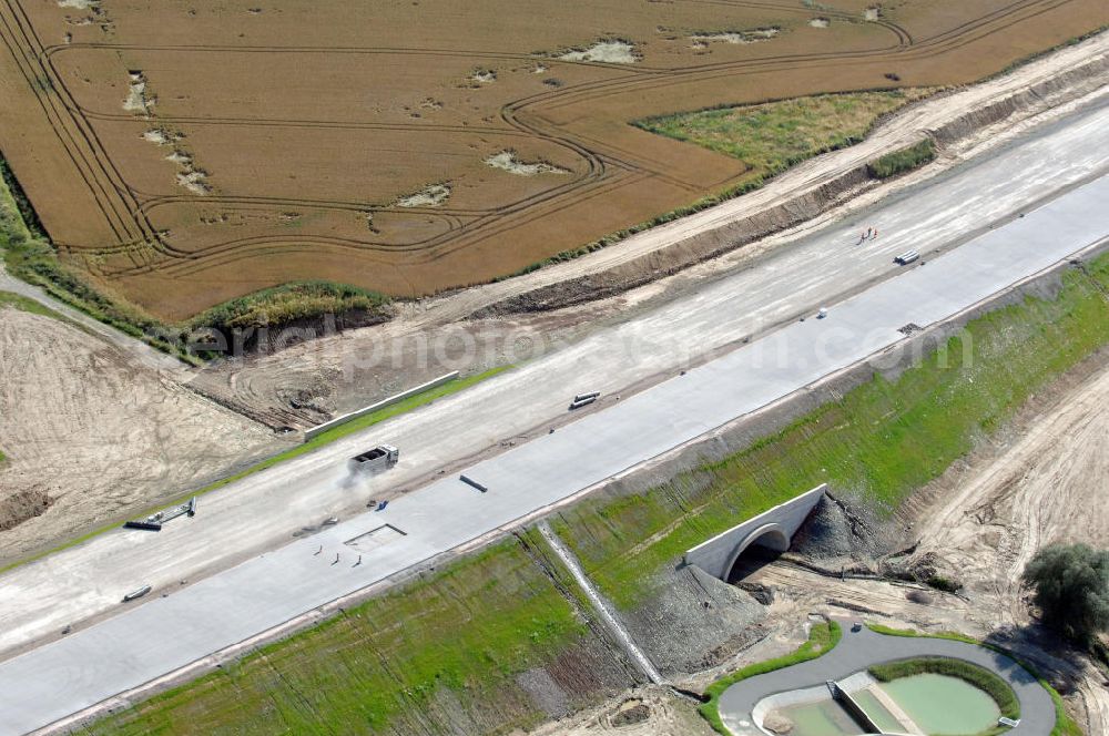 Madelungen from above - Blick auf die Baustelle einer Unterführung der A4 mit Regenrückhaltebecken bei Madelungen. Der Neubau ist Teil des Projekt Nordverlegung / Umfahrung Hörselberge der Autobahn E40 / A4 in Thüringen bei Eisenach. Durchgeführt werden die im Zuge dieses Projektes notwendigen Arbeiten unter an derem von den Mitarbeitern der Niederlassung Weimar der EUROVIA Verkehrsbau Union sowie der Niederlassungen Abbruch und Erdbau, Betonstraßenbau, Ingenieurbau und TECO Schallschutz der EUROVIA Beton sowi????????????