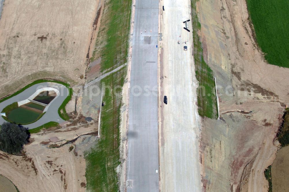 Aerial image Madelungen - Blick auf die Baustelle einer Unterführung der A4 mit Regenrückhaltebecken bei Madelungen. Der Neubau ist Teil des Projekt Nordverlegung / Umfahrung Hörselberge der Autobahn E40 / A4 in Thüringen bei Eisenach. Durchgeführt werden die im Zuge dieses Projektes notwendigen Arbeiten unter an derem von den Mitarbeitern der Niederlassung Weimar der EUROVIA Verkehrsbau Union sowie der Niederlassungen Abbruch und Erdbau, Betonstraßenbau, Ingenieurbau und TECO Schallschutz der EUROVIA Beton sowi????????????