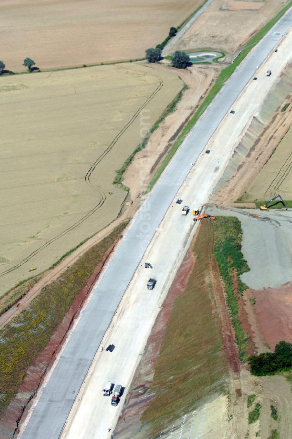 Madelungen from above - Blick auf die Baustelle des Autobahnverlaufs der A4 südlich von Madelungen zwischen einer Brücke und Unterführung. Der Neubau ist Teil des Projekt Nordverlegung / Umfahrung Hörselberge der Autobahn E40 / A4 in Thüringen bei Eisenach. Durchgeführt werden die im Zuge dieses Projektes notwendigen Arbeiten unter an derem von den Mitarbeitern der Niederlassung Weimar der EUROVIA Verkehrsbau Union sowie der Niederlassungen Abbruch und Erdbau, Betonstraßenbau, Ingenieurbau und TECO Schallschutz der EUROVIA Beton sowie der DEGES.