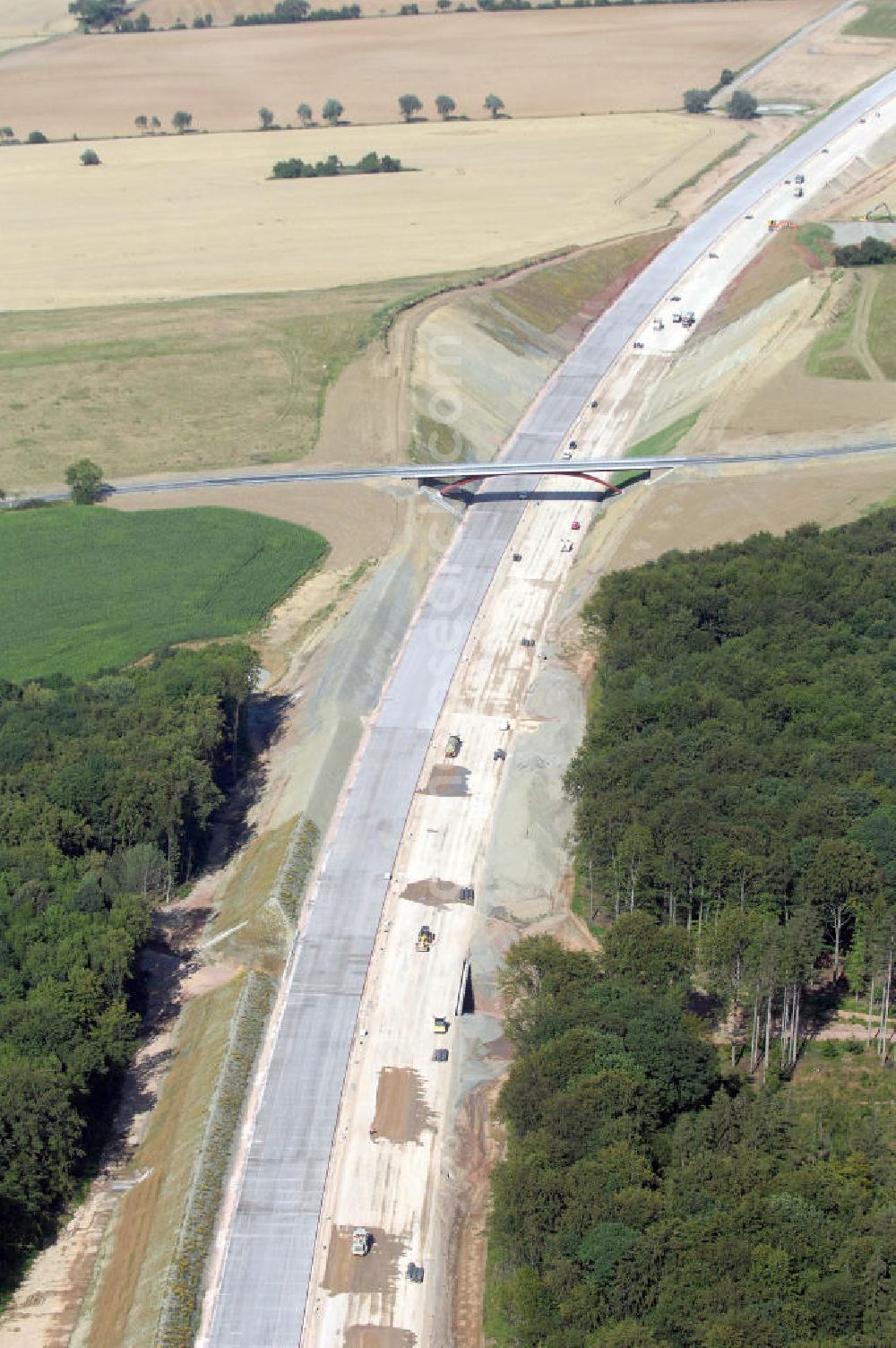 Aerial photograph Madelungen - Blick auf die Baustelle der Strassenbrücke zwischen Stregda und Madelungen welche über die A4 führt, sowie eine Unterführung. Der Neubau ist Teil des Projekt Nordverlegung / Umfahrung Hörselberge der Autobahn E40 / A4 in Thüringen bei Eisenach. Durchgeführt werden die im Zuge dieses Projektes notwendigen Arbeiten unter an derem von den Mitarbeitern der Niederlassung Weimar der EUROVIA Verkehrsbau Union sowie der Niederlassungen Abbruch und Erdbau, Betonstraßenbau, Ingenieurbau und TECO????????????????????????????????????????????????