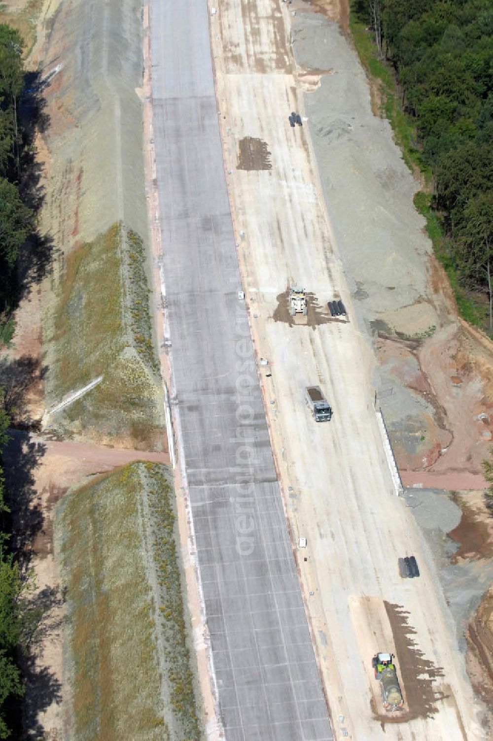 Madelungen from the bird's eye view: Blick auf die Baustelle einer Unterführung der A4 südlich von Madelungen. Der Neubau ist Teil des Projekt Nordverlegung / Umfahrung Hörselberge der Autobahn E40 / A4 in Thüringen bei Eisenach. Durchgeführt werden die im Zuge dieses Projektes notwendigen Arbeiten unter an derem von den Mitarbeitern der Niederlassung Weimar der EUROVIA Verkehrsbau Union sowie der Niederlassungen Abbruch und Erdbau, Betonstraßenbau, Ingenieurbau und TECO Schallschutz der EUROVIA Beton sowie der DEGES.