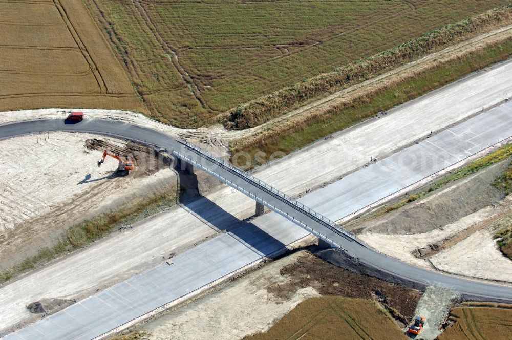 Neukirchen from above - Blick auf die Baustelle der Strassenbrücke zwischen Hötzelsroda und Neukirchen welche über die A4 führt. Der Neubau ist Teil des Projekt Nordverlegung / Umfahrung Hörselberge der Autobahn E40 / A4 in Thüringen bei Eisenach. Durchgeführt werden die im Zuge dieses Projektes notwendigen Arbeiten unter an derem von den Mitarbeitern der Niederlassung Weimar der EUROVIA Verkehrsbau Union sowie der Niederlassungen Abbruch und Erdbau, Betonstraßenbau, Ingenieurbau und TECO Schallschutz der EUROVIA Beton sowie der DEGES.