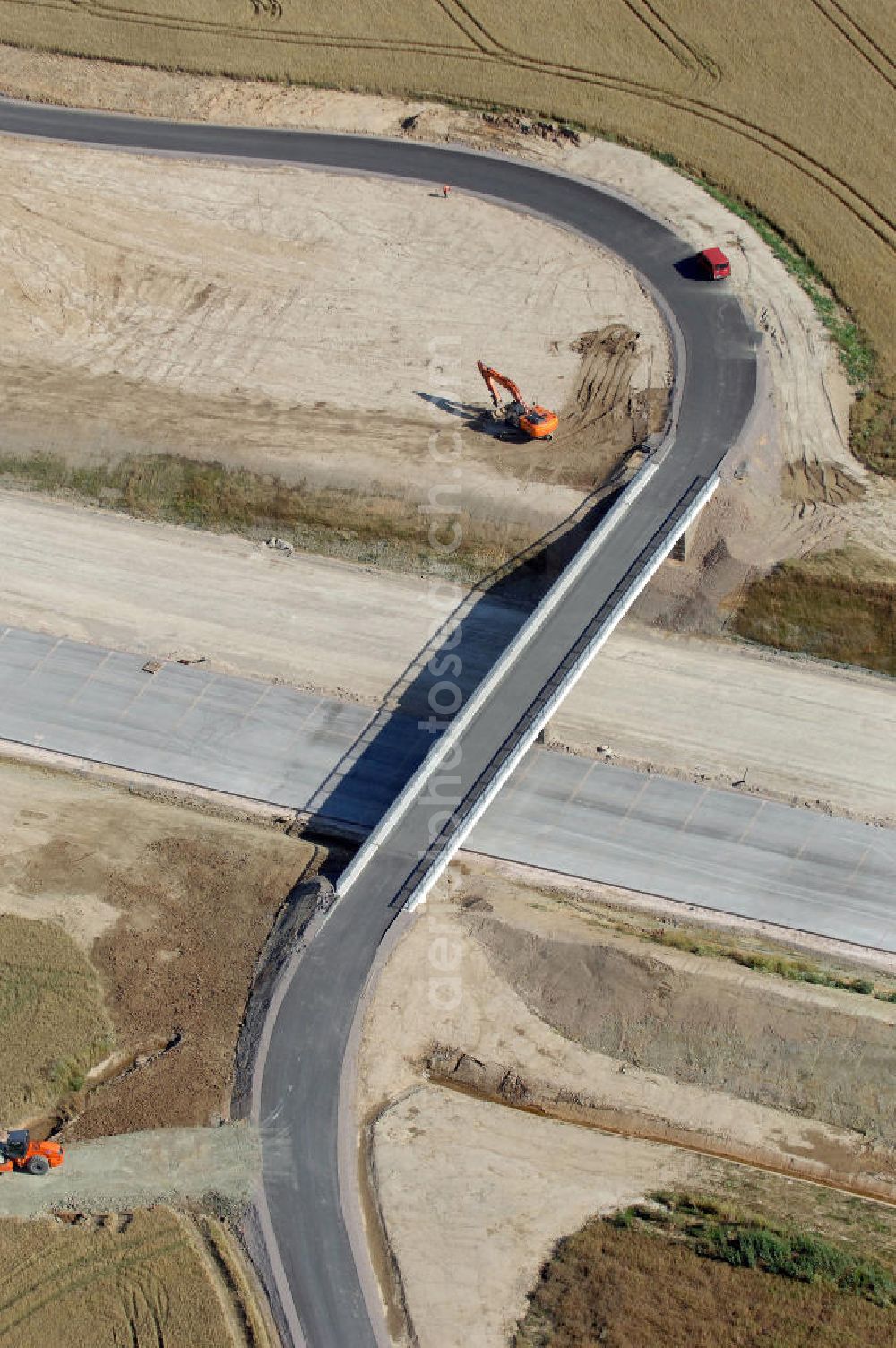 Neukirchen from the bird's eye view: Blick auf die Baustelle der Strassenbrücke zwischen Hötzelsroda und Neukirchen welche über die A4 führt. Der Neubau ist Teil des Projekt Nordverlegung / Umfahrung Hörselberge der Autobahn E40 / A4 in Thüringen bei Eisenach. Durchgeführt werden die im Zuge dieses Projektes notwendigen Arbeiten unter an derem von den Mitarbeitern der Niederlassung Weimar der EUROVIA Verkehrsbau Union sowie der Niederlassungen Abbruch und Erdbau, Betonstraßenbau, Ingenieurbau und TECO Schallschutz der EUROVIA Beton sowie der DEGES.