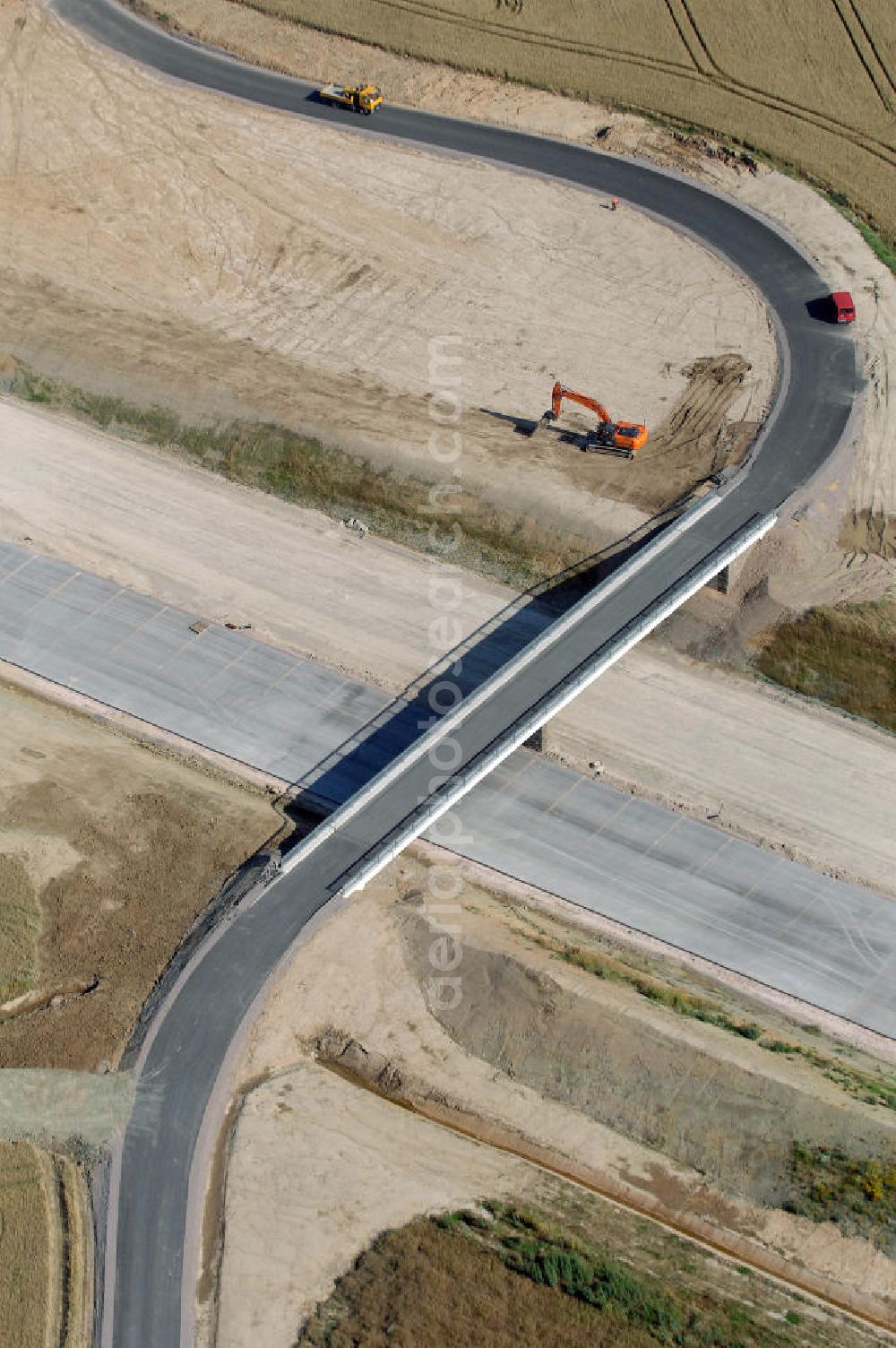 Aerial image Neukirchen - Blick auf die Baustelle der Strassenbrücke zwischen Hötzelsroda und Neukirchen welche über die A4 führt. Der Neubau ist Teil des Projekt Nordverlegung / Umfahrung Hörselberge der Autobahn E40 / A4 in Thüringen bei Eisenach. Durchgeführt werden die im Zuge dieses Projektes notwendigen Arbeiten unter an derem von den Mitarbeitern der Niederlassung Weimar der EUROVIA Verkehrsbau Union sowie der Niederlassungen Abbruch und Erdbau, Betonstraßenbau, Ingenieurbau und TECO Schallschutz der EUROVIA Beton sowie der DEGES.