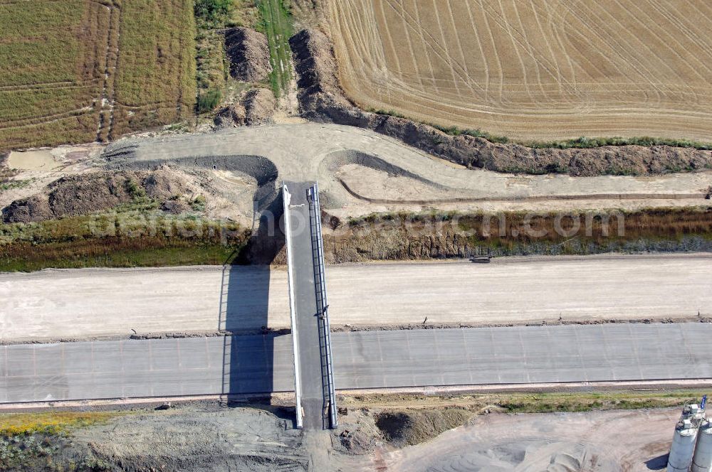 Neukirchen from above - Blick auf die Baustelle der Strassenbrücke südlich von Neukirchen welche über die A4 führt. Der Neubau ist Teil des Projekt Nordverlegung / Umfahrung Hörselberge der Autobahn E40 / A4 in Thüringen bei Eisenach. Durchgeführt werden die im Zuge dieses Projektes notwendigen Arbeiten unter an derem von den Mitarbeitern der Niederlassung Weimar der EUROVIA Verkehrsbau Union sowie der Niederlassungen Abbruch und Erdbau, Betonstraßenbau, Ingenieurbau und TECO Schallschutz der EUROVIA Beton sowie der DEGES.