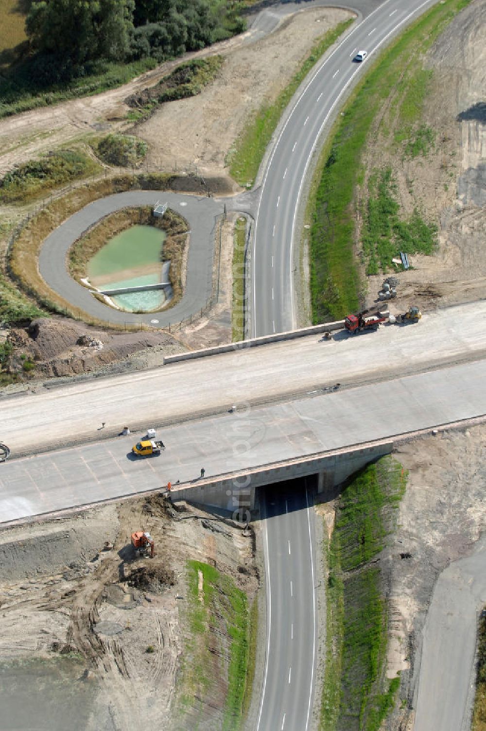 Aerial image Neukirchen - Blick auf die Baustelle einer Unterführung der A4 für die Strassenverbindung zwischen Stregda und Neukirchen, sowie ein Regenrückhaltebecken. Der Neubau ist Teil des Projekt Nordverlegung / Umfahrung Hörselberge der Autobahn E40 / A4 in Thüringen bei Eisenach. Durchgeführt werden die im Zuge dieses Projektes notwendigen Arbeiten unter an derem von den Mitarbeitern der Niederlassung Weimar der EUROVIA Verkehrsbau Union sowie der Niederlassungen Abbruch und Erdbau, Betonstraßenbau, Ingenieurbau und TECO Schallschutz der EUROVIA Beton sowie der DEGES.