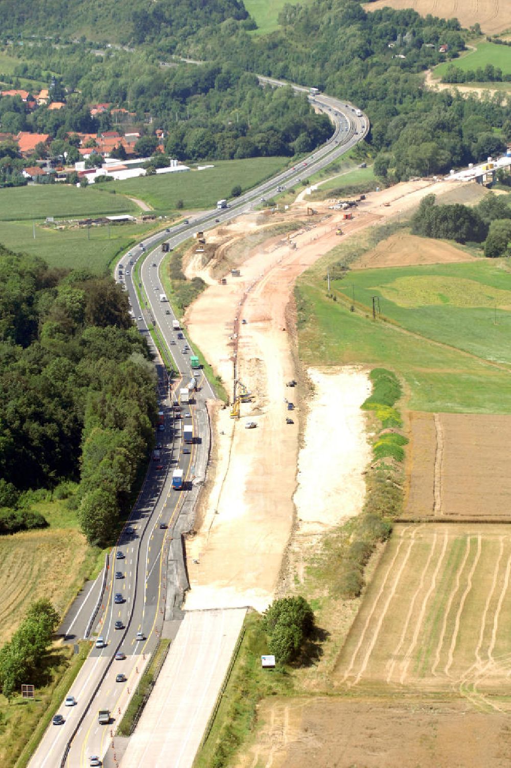 Aerial photograph Sättelstädt - Blick auf die Baustelle des Übergang der alten A4 auf die neue A4 bei Sättelstädt. Der Neubau ist Teil des Projekt Nordverlegung / Umfahrung Hörselberge der Autobahn E40 / A4 in Thüringen bei Eisenach. Durchgeführt werden die im Zuge dieses Projektes notwendigen Arbeiten unter an derem von den Mitarbeitern der Niederlassung Weimar der EUROVIA Verkehrsbau Union sowie der Niederlassungen Abbruch und Erdbau, Betonstraßenbau, Ingenieurbau und TECO Schallschutz der EUROVIA Beton sowie der DEGES.