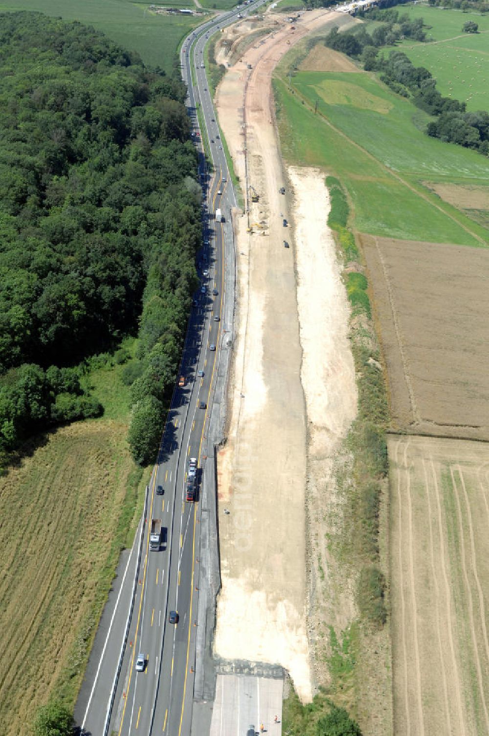 Sättelstädt from the bird's eye view: Blick auf die Baustelle am östlichen Ende der Hörseltalbrücke Richtung Ausfahrt / Anschlussstelle Sättelstädt der A4. Der Neubau ist Teil des Projekt Nordverlegung / Umfahrung Hörselberge der Autobahn E40 / A4 in Thüringen bei Eisenach. Durchgeführt werden die im Zuge dieses Projektes notwendigen Arbeiten unter an derem von den Mitarbeitern der Niederlassung Weimar der EUROVIA Verkehrsbau Union sowie der Niederlassungen Abbruch und Erdbau, Betonstraßenbau, Ingenieurbau und TECO Schallschutz der EUROVIA Beton sowie der DEGES.