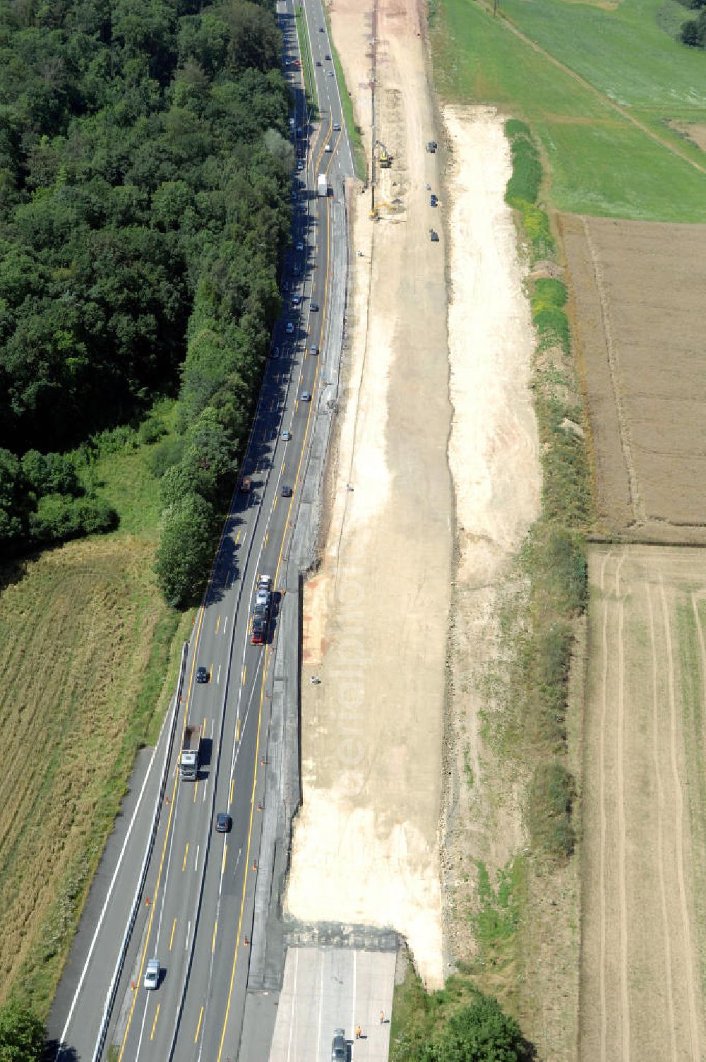 Aerial image Sättelstädt - Blick auf die Baustelle am östlichen Ende der Hörseltalbrücke Richtung Ausfahrt / Anschlussstelle Sättelstädt der A4. Der Neubau ist Teil des Projekt Nordverlegung / Umfahrung Hörselberge der Autobahn E40 / A4 in Thüringen bei Eisenach. Durchgeführt werden die im Zuge dieses Projektes notwendigen Arbeiten unter an derem von den Mitarbeitern der Niederlassung Weimar der EUROVIA Verkehrsbau Union sowie der Niederlassungen Abbruch und Erdbau, Betonstraßenbau, Ingenieurbau und TECO Schallschutz der EUROVIA Beton sowie der DEGES.