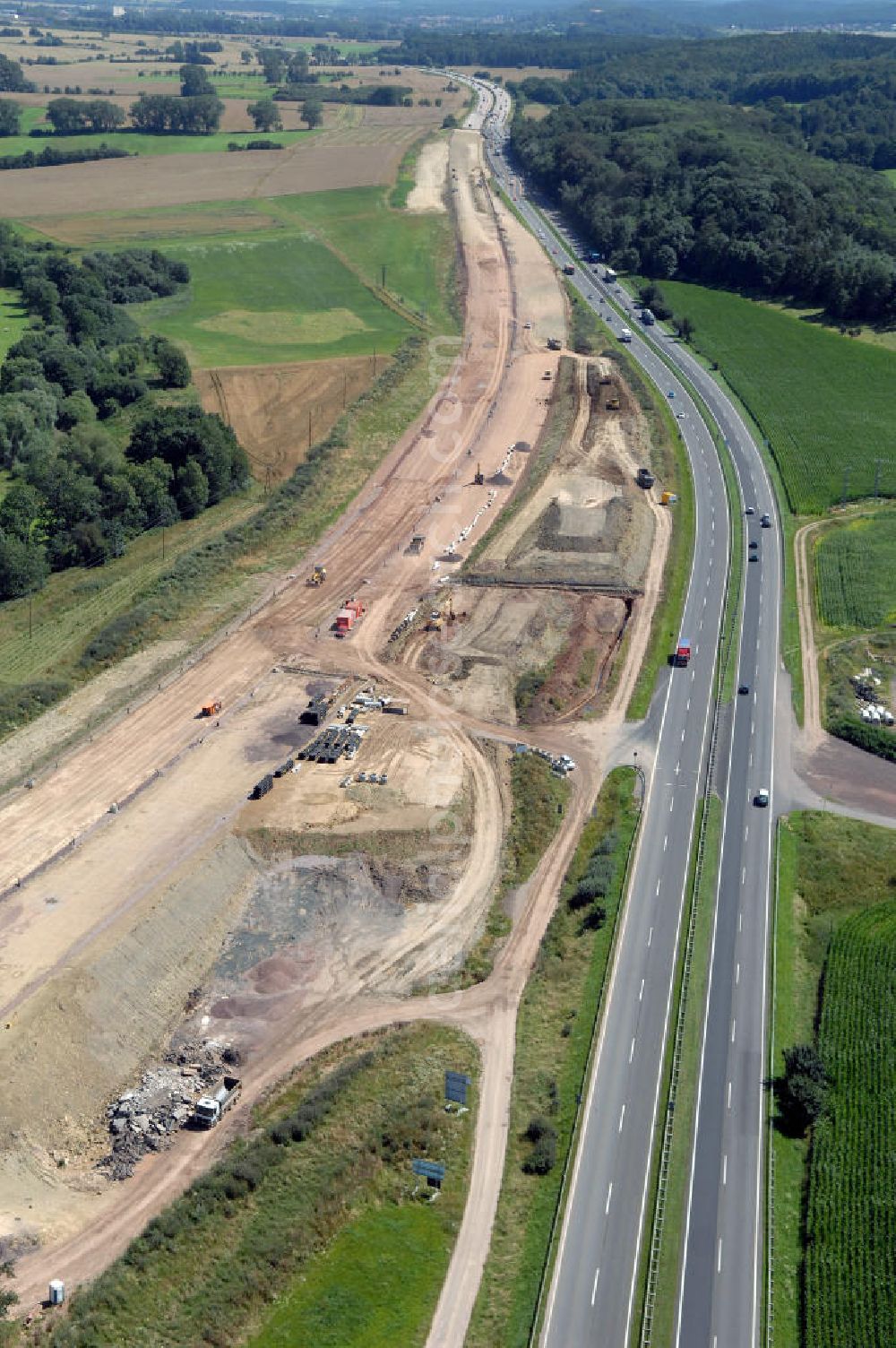 Aerial photograph Sättelstädt - Blick auf die Baustelle am östlichen Ende der Hörseltalbrücke Richtung Ausfahrt / Anschlussstelle Sättelstädt der A4. Der Neubau ist Teil des Projekt Nordverlegung / Umfahrung Hörselberge der Autobahn E40 / A4 in Thüringen bei Eisenach. Durchgeführt werden die im Zuge dieses Projektes notwendigen Arbeiten unter an derem von den Mitarbeitern der Niederlassung Weimar der EUROVIA Verkehrsbau Union sowie der Niederlassungen Abbruch und Erdbau, Betonstraßenbau, Ingenieurbau und TECO Schallschutz der EUROVIA Beton sowie der DEGES.