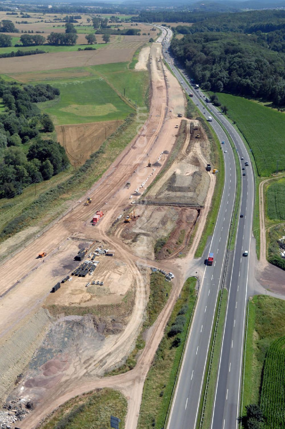 Sättelstädt from above - Blick auf die Baustelle am östlichen Ende der Hörseltalbrücke Richtung Ausfahrt / Anschlussstelle Sättelstädt der A4. Der Neubau ist Teil des Projekt Nordverlegung / Umfahrung Hörselberge der Autobahn E40 / A4 in Thüringen bei Eisenach. Durchgeführt werden die im Zuge dieses Projektes notwendigen Arbeiten unter an derem von den Mitarbeitern der Niederlassung Weimar der EUROVIA Verkehrsbau Union sowie der Niederlassungen Abbruch und Erdbau, Betonstraßenbau, Ingenieurbau und TECO Schallschutz der EUROVIA Beton sowie der DEGES.