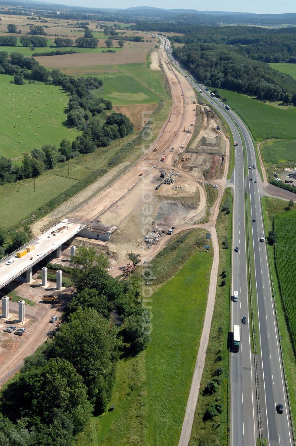 Sättelstädt from the bird's eye view: Blick auf die Baustelle am östlichen Ende der Hörseltalbrücke Richtung Ausfahrt / Anschlussstelle Sättelstädt der A4. Der Neubau ist Teil des Projekt Nordverlegung / Umfahrung Hörselberge der Autobahn E40 / A4 in Thüringen bei Eisenach. Durchgeführt werden die im Zuge dieses Projektes notwendigen Arbeiten unter an derem von den Mitarbeitern der Niederlassung Weimar der EUROVIA Verkehrsbau Union sowie der Niederlassungen Abbruch und Erdbau, Betonstraßenbau, Ingenieurbau und TECO Schallschutz der EUROVIA Beton sowie der DEGES.