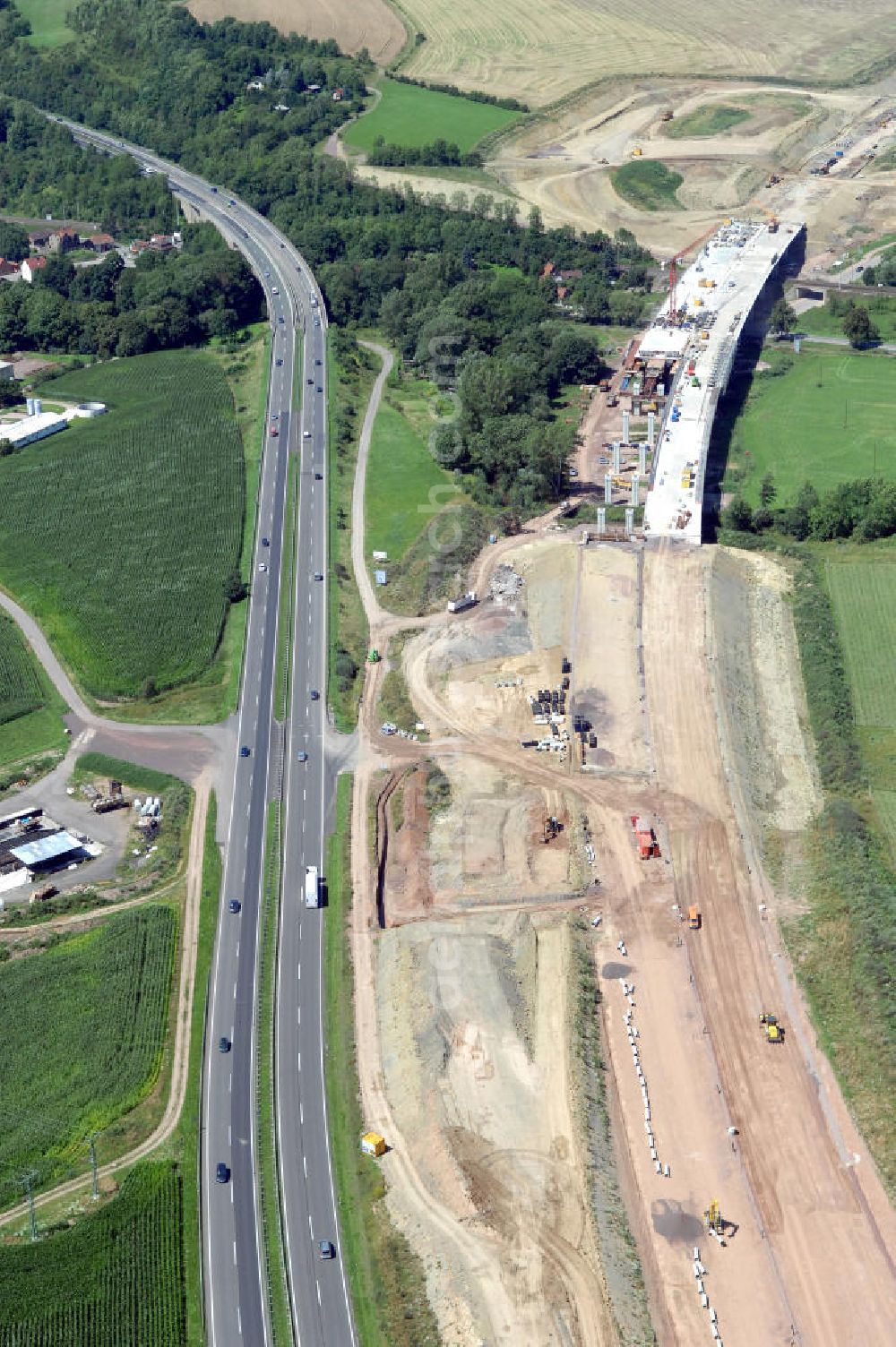 Aerial image Sättelstädt - Blick auf die Baustelle der neuen Hörseltalbrücke mit einer Länge von 195 m. Die Brücke ist Teil des Projekt Nordverlegung / Umfahrung Hörselberge der Autobahn E40 / A4 in Thüringen bei Eisenach. Durchgeführt werden die im Zuge dieses Projektes notwendigen Arbeiten unter an derem von den Mitarbeitern der Niederlassung Weimar der EUROVIA Verkehrsbau Union sowie der Niederlassungen Abbruch und Erdbau, Betonstraßenbau, Ingenieurbau und TECO Schallschutz der EUROVIA Beton sowie der DEGES.