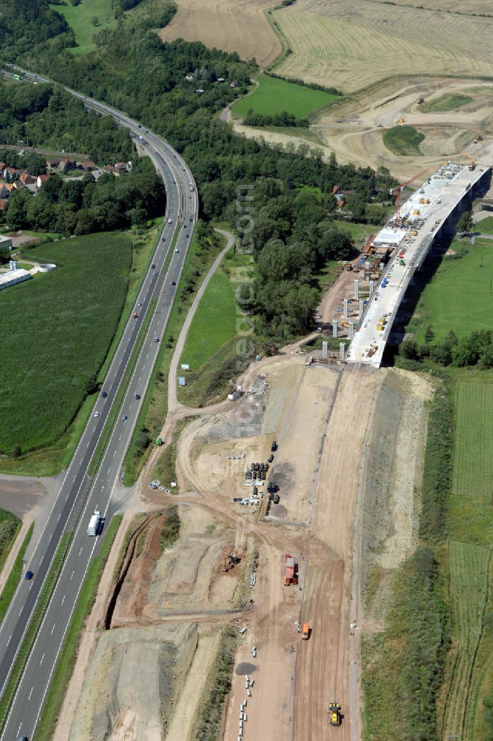 Aerial photograph Sättelstädt - Blick auf die Baustelle der neuen Hörseltalbrücke mit einer Länge von 195 m. Die Brücke ist Teil des Projekt Nordverlegung / Umfahrung Hörselberge der Autobahn E40 / A4 in Thüringen bei Eisenach. Durchgeführt werden die im Zuge dieses Projektes notwendigen Arbeiten unter an derem von den Mitarbeitern der Niederlassung Weimar der EUROVIA Verkehrsbau Union sowie der Niederlassungen Abbruch und Erdbau, Betonstraßenbau, Ingenieurbau und TECO Schallschutz der EUROVIA Beton sowie der DEGES.