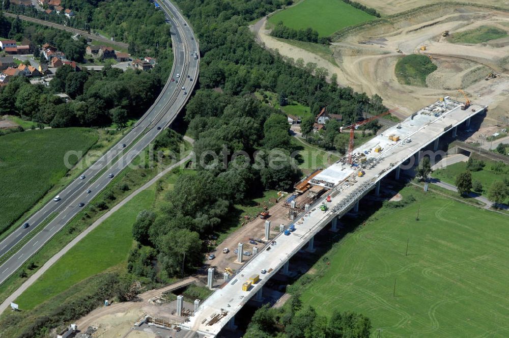 Sättelstädt from above - Blick auf die Baustelle der neuen Hörseltalbrücke mit einer Länge von 195 m. Die Brücke ist Teil des Projekt Nordverlegung / Umfahrung Hörselberge der Autobahn E40 / A4 in Thüringen bei Eisenach. Durchgeführt werden die im Zuge dieses Projektes notwendigen Arbeiten unter an derem von den Mitarbeitern der Niederlassung Weimar der EUROVIA Verkehrsbau Union sowie der Niederlassungen Abbruch und Erdbau, Betonstraßenbau, Ingenieurbau und TECO Schallschutz der EUROVIA Beton sowie der DEGES.