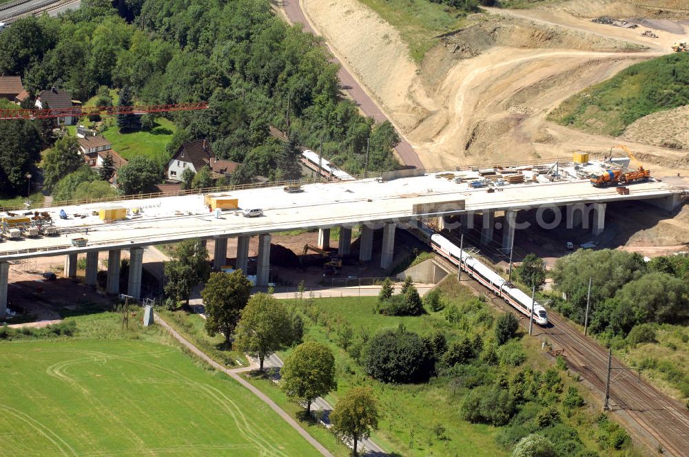 Aerial photograph Sättelstädt - Blick auf die Baustelle der neuen Hörseltalbrücke mit einer Länge von 195 m. Die Brücke ist Teil des Projekt Nordverlegung / Umfahrung Hörselberge der Autobahn E40 / A4 in Thüringen bei Eisenach. Durchgeführt werden die im Zuge dieses Projektes notwendigen Arbeiten unter an derem von den Mitarbeitern der Niederlassung Weimar der EUROVIA Verkehrsbau Union sowie der Niederlassungen Abbruch und Erdbau, Betonstraßenbau, Ingenieurbau und TECO Schallschutz der EUROVIA Beton sowie der DEGES.