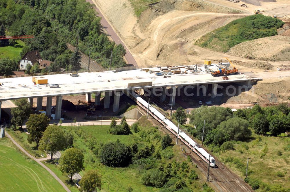 Sättelstädt from above - Blick auf die Baustelle der neuen Hörseltalbrücke mit einer Länge von 195 m. Die Brücke ist Teil des Projekt Nordverlegung / Umfahrung Hörselberge der Autobahn E40 / A4 in Thüringen bei Eisenach. Durchgeführt werden die im Zuge dieses Projektes notwendigen Arbeiten unter an derem von den Mitarbeitern der Niederlassung Weimar der EUROVIA Verkehrsbau Union sowie der Niederlassungen Abbruch und Erdbau, Betonstraßenbau, Ingenieurbau und TECO Schallschutz der EUROVIA Beton sowie der DEGES.