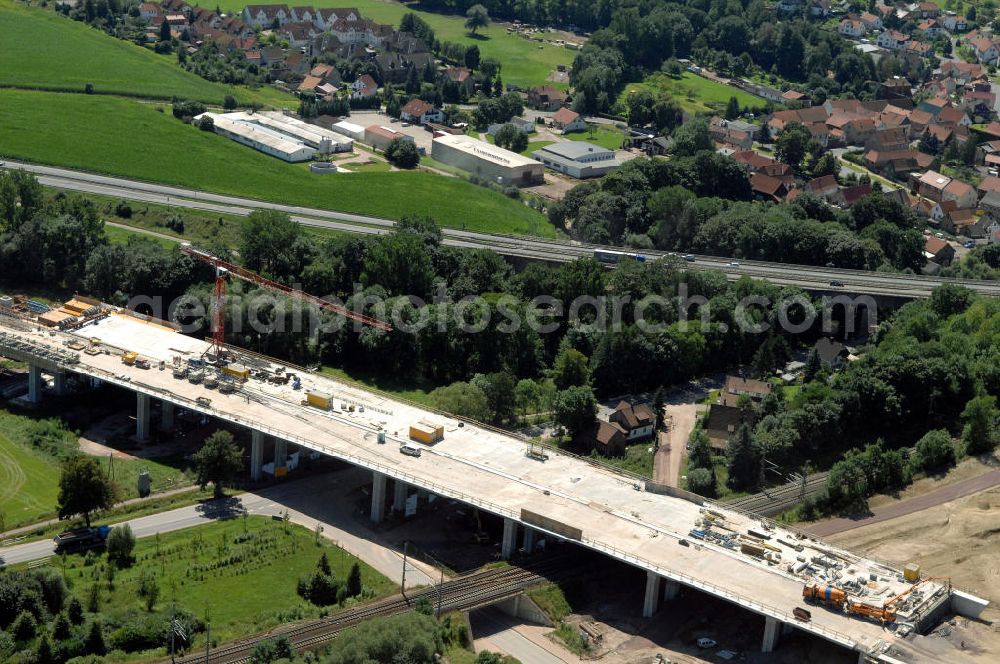 Sättelstädt from above - Blick auf die Baustelle der neuen Hörseltalbrücke mit einer Länge von 195 m. Die Brücke ist Teil des Projekt Nordverlegung / Umfahrung Hörselberge der Autobahn E40 / A4 in Thüringen bei Eisenach. Durchgeführt werden die im Zuge dieses Projektes notwendigen Arbeiten unter an derem von den Mitarbeitern der Niederlassung Weimar der EUROVIA Verkehrsbau Union sowie der Niederlassungen Abbruch und Erdbau, Betonstraßenbau, Ingenieurbau und TECO Schallschutz der EUROVIA Beton sowie der DEGES.