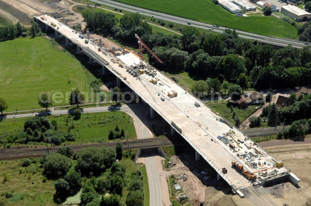 Sättelstädt from above - Blick auf die Baustelle der neuen Hörseltalbrücke mit einer Länge von 195 m. Die Brücke ist Teil des Projekt Nordverlegung / Umfahrung Hörselberge der Autobahn E40 / A4 in Thüringen bei Eisenach. Durchgeführt werden die im Zuge dieses Projektes notwendigen Arbeiten unter an derem von den Mitarbeitern der Niederlassung Weimar der EUROVIA Verkehrsbau Union sowie der Niederlassungen Abbruch und Erdbau, Betonstraßenbau, Ingenieurbau und TECO Schallschutz der EUROVIA Beton sowie der DEGES.