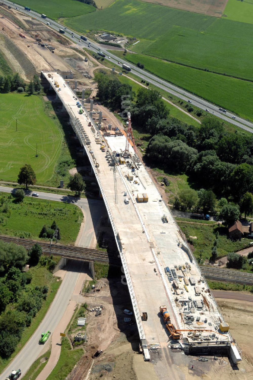 Sättelstädt from the bird's eye view: Blick auf die Baustelle der neuen Hörseltalbrücke mit einer Länge von 195 m. Die Brücke ist Teil des Projekt Nordverlegung / Umfahrung Hörselberge der Autobahn E40 / A4 in Thüringen bei Eisenach. Durchgeführt werden die im Zuge dieses Projektes notwendigen Arbeiten unter an derem von den Mitarbeitern der Niederlassung Weimar der EUROVIA Verkehrsbau Union sowie der Niederlassungen Abbruch und Erdbau, Betonstraßenbau, Ingenieurbau und TECO Schallschutz der EUROVIA Beton sowie der DEGES.