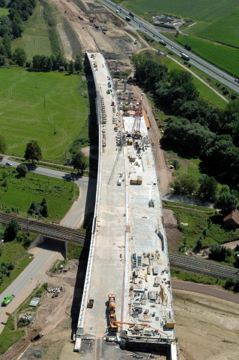 Aerial image Sättelstädt - Blick auf die Baustelle der neuen Hörseltalbrücke mit einer Länge von 195 m. Die Brücke ist Teil des Projekt Nordverlegung / Umfahrung Hörselberge der Autobahn E40 / A4 in Thüringen bei Eisenach. Durchgeführt werden die im Zuge dieses Projektes notwendigen Arbeiten unter an derem von den Mitarbeitern der Niederlassung Weimar der EUROVIA Verkehrsbau Union sowie der Niederlassungen Abbruch und Erdbau, Betonstraßenbau, Ingenieurbau und TECO Schallschutz der EUROVIA Beton sowie der DEGES.