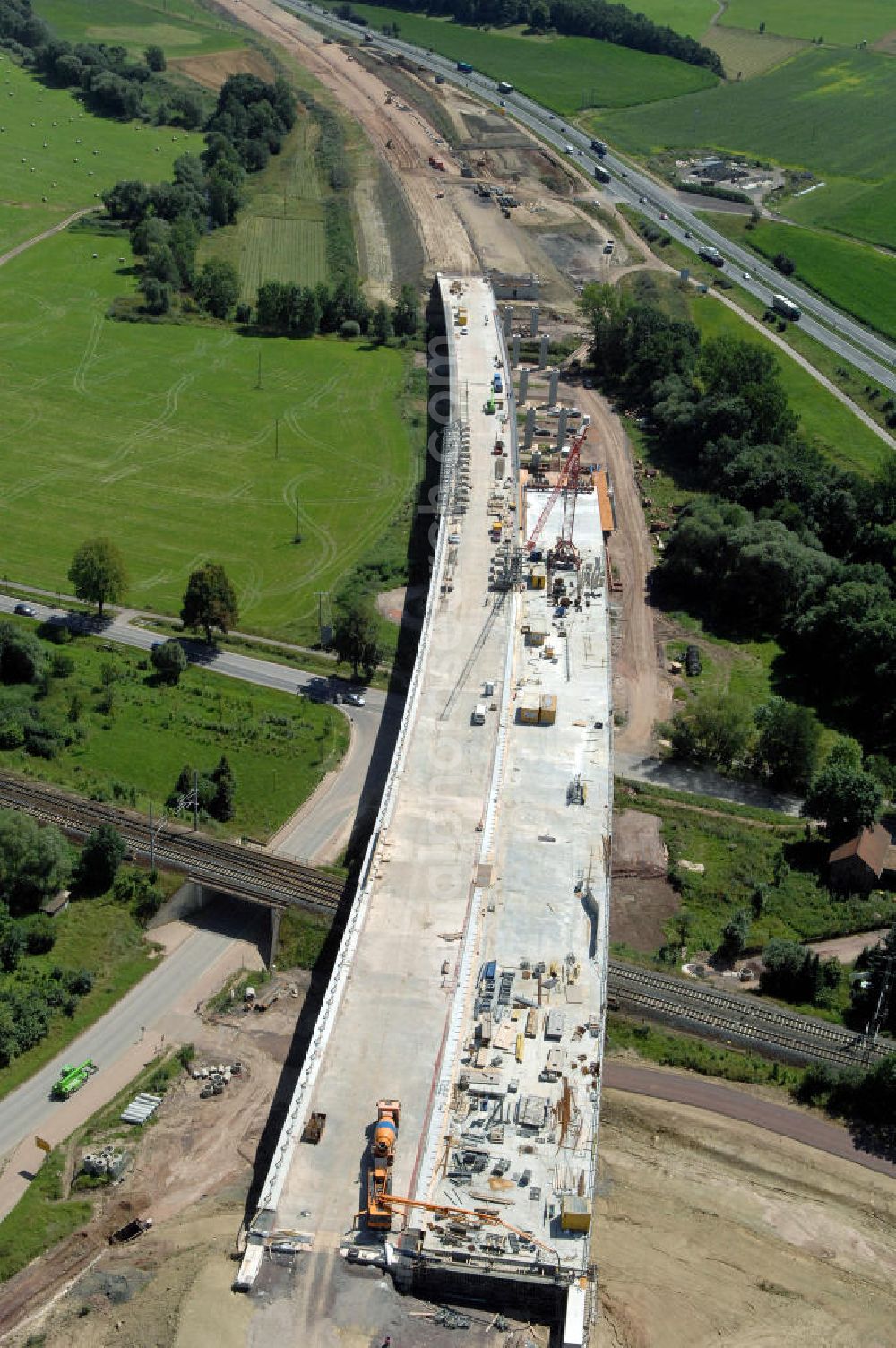 Aerial photograph Sättelstädt - Blick auf die Baustelle der neuen Hörseltalbrücke mit einer Länge von 195 m. Die Brücke ist Teil des Projekt Nordverlegung / Umfahrung Hörselberge der Autobahn E40 / A4 in Thüringen bei Eisenach. Durchgeführt werden die im Zuge dieses Projektes notwendigen Arbeiten unter an derem von den Mitarbeitern der Niederlassung Weimar der EUROVIA Verkehrsbau Union sowie der Niederlassungen Abbruch und Erdbau, Betonstraßenbau, Ingenieurbau und TECO Schallschutz der EUROVIA Beton sowie der DEGES.