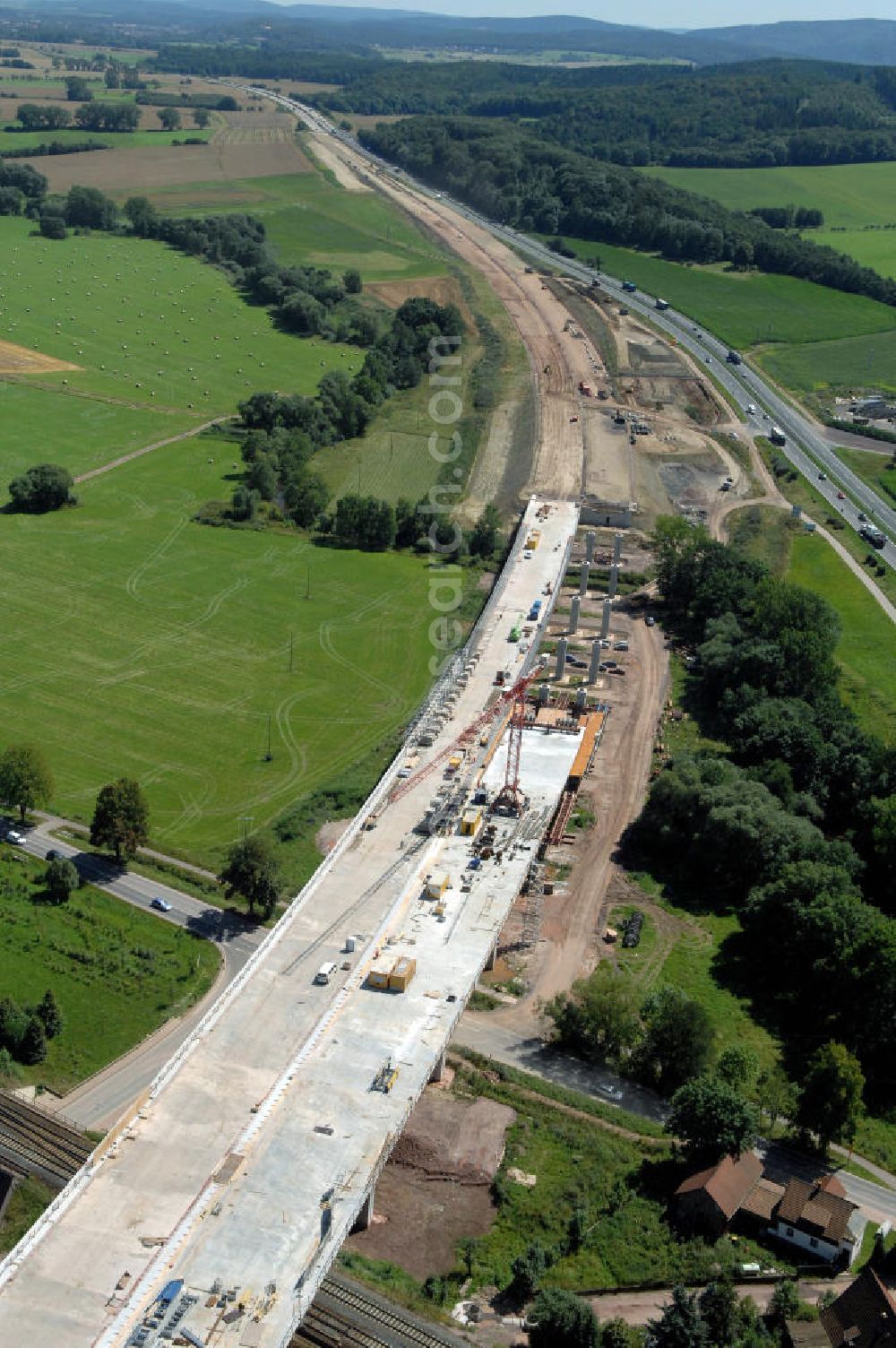 Sättelstädt from above - Blick auf die Baustelle der neuen Hörseltalbrücke mit einer Länge von 195 m. Die Brücke ist Teil des Projekt Nordverlegung / Umfahrung Hörselberge der Autobahn E40 / A4 in Thüringen bei Eisenach. Durchgeführt werden die im Zuge dieses Projektes notwendigen Arbeiten unter an derem von den Mitarbeitern der Niederlassung Weimar der EUROVIA Verkehrsbau Union sowie der Niederlassungen Abbruch und Erdbau, Betonstraßenbau, Ingenieurbau und TECO Schallschutz der EUROVIA Beton sowie der DEGES.