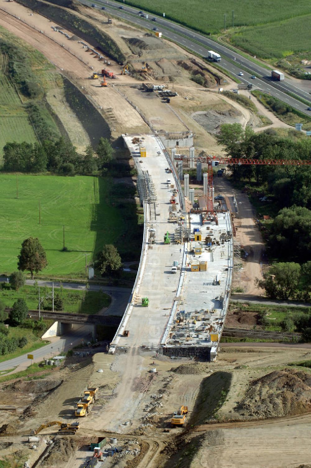 Aerial photograph Sättelstädt - Blick auf die Baustelle der neuen Hörseltalbrücke mit einer Länge von 195 m. Die Brücke ist Teil des Projekt Nordverlegung / Umfahrung Hörselberge der Autobahn E40 / A4 in Thüringen bei Eisenach. Durchgeführt werden die im Zuge dieses Projektes notwendigen Arbeiten unter an derem von den Mitarbeitern der Niederlassung Weimar der EUROVIA Verkehrsbau Union sowie der Niederlassungen Abbruch und Erdbau, Betonstraßenbau, Ingenieurbau und TECO Schallschutz der EUROVIA Beton sowie der DEGES.