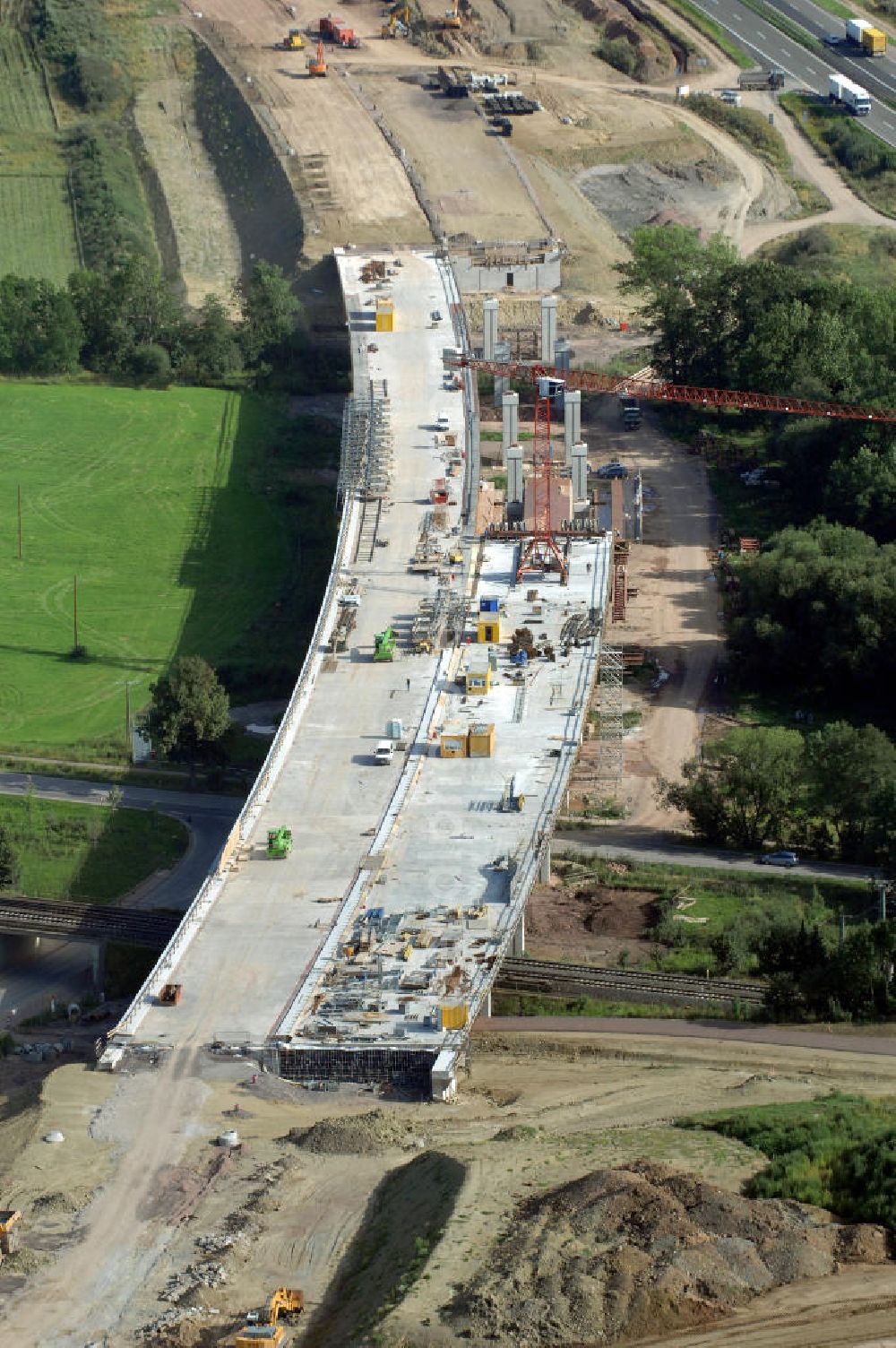 Sättelstädt from above - Blick auf die Baustelle der neuen Hörseltalbrücke mit einer Länge von 195 m. Die Brücke ist Teil des Projekt Nordverlegung / Umfahrung Hörselberge der Autobahn E40 / A4 in Thüringen bei Eisenach. Durchgeführt werden die im Zuge dieses Projektes notwendigen Arbeiten unter an derem von den Mitarbeitern der Niederlassung Weimar der EUROVIA Verkehrsbau Union sowie der Niederlassungen Abbruch und Erdbau, Betonstraßenbau, Ingenieurbau und TECO Schallschutz der EUROVIA Beton sowie der DEGES.