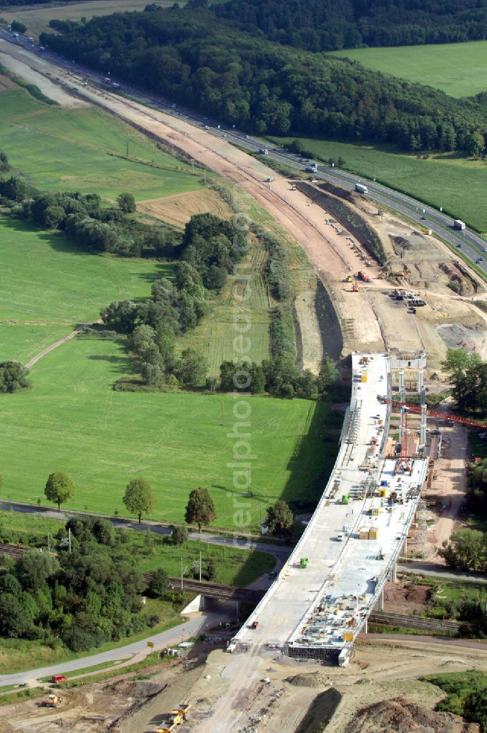 Sättelstädt from the bird's eye view: Blick auf die Baustelle der neuen Hörseltalbrücke mit einer Länge von 195 m. Die Brücke ist Teil des Projekt Nordverlegung / Umfahrung Hörselberge der Autobahn E40 / A4 in Thüringen bei Eisenach. Durchgeführt werden die im Zuge dieses Projektes notwendigen Arbeiten unter an derem von den Mitarbeitern der Niederlassung Weimar der EUROVIA Verkehrsbau Union sowie der Niederlassungen Abbruch und Erdbau, Betonstraßenbau, Ingenieurbau und TECO Schallschutz der EUROVIA Beton sowie der DEGES.