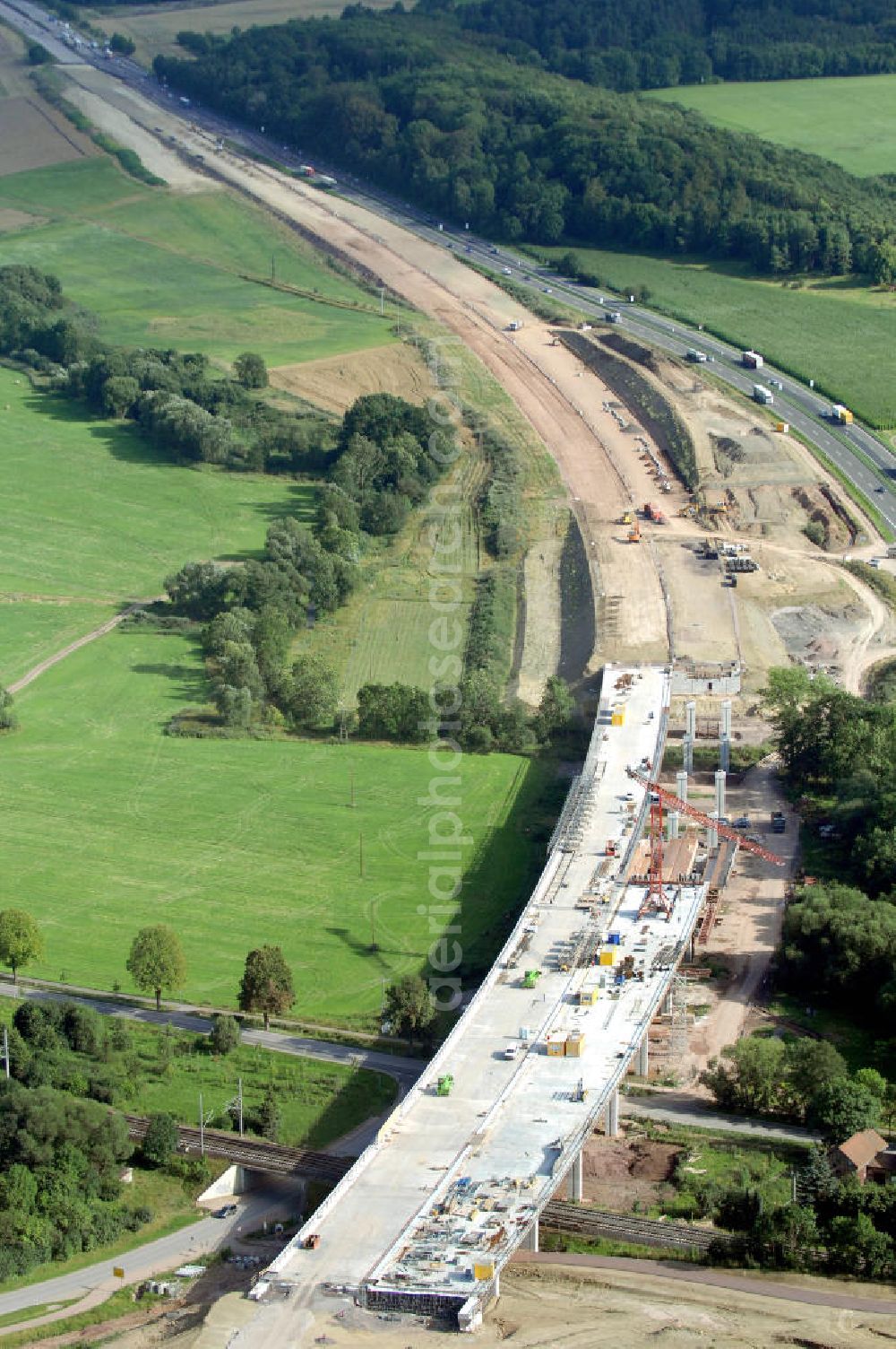 Aerial image Sättelstädt - Blick auf die Baustelle der neuen Hörseltalbrücke mit einer Länge von 195 m. Die Brücke ist Teil des Projekt Nordverlegung / Umfahrung Hörselberge der Autobahn E40 / A4 in Thüringen bei Eisenach. Durchgeführt werden die im Zuge dieses Projektes notwendigen Arbeiten unter an derem von den Mitarbeitern der Niederlassung Weimar der EUROVIA Verkehrsbau Union sowie der Niederlassungen Abbruch und Erdbau, Betonstraßenbau, Ingenieurbau und TECO Schallschutz der EUROVIA Beton sowie der DEGES.