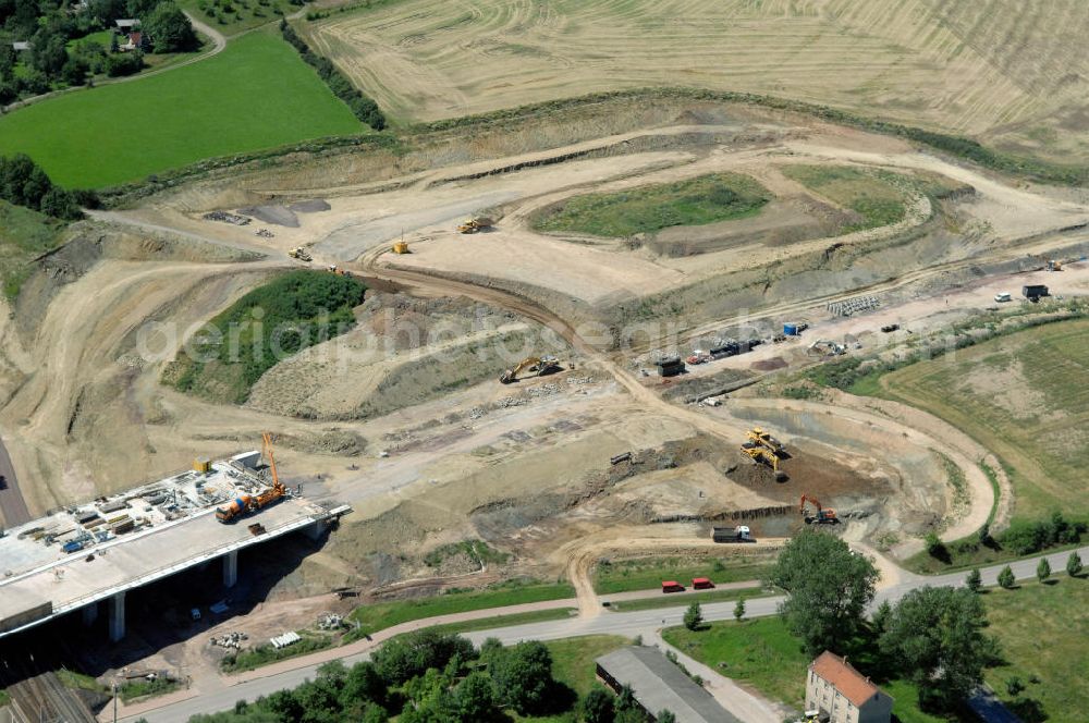 Sättelstädt from above - Blick auf die Baustelle am östlichen Ende der Hörseltalbrücke Richtung Ausfahrt / Anschlussstelle Sättelstädt der A4. Der Neubau ist Teil des Projekt Nordverlegung / Umfahrung Hörselberge der Autobahn E40 / A4 in Thüringen bei Eisenach. Durchgeführt werden die im Zuge dieses Projektes notwendigen Arbeiten unter an derem von den Mitarbeitern der Niederlassung Weimar der EUROVIA Verkehrsbau Union sowie der Niederlassungen Abbruch und Erdbau, Betonstraßenbau, Ingenieurbau und TECO Schallschutz der EUROVIA Beton sowie der DEGES.