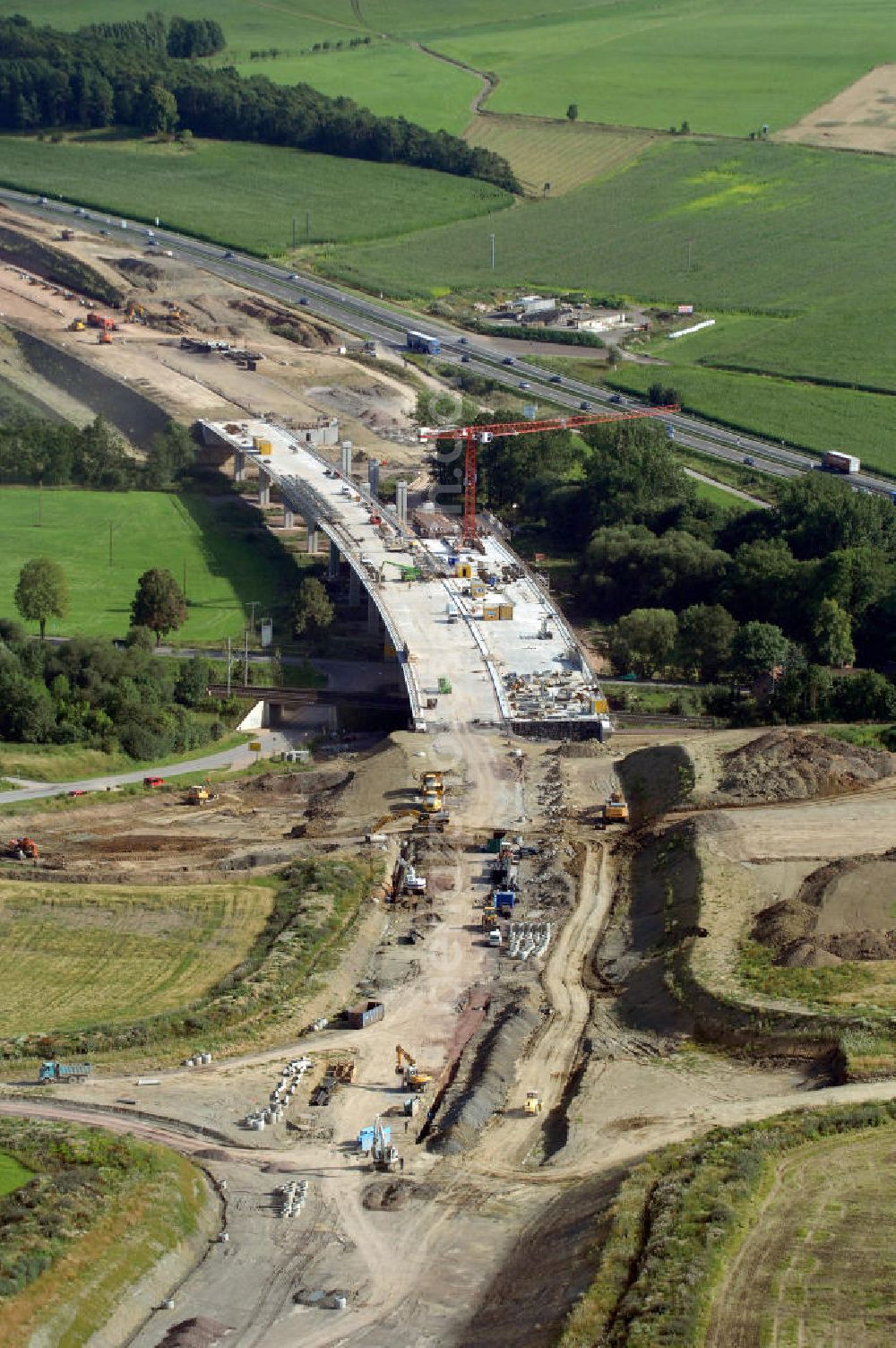 Aerial image Sättelstädt - Blick auf die Baustelle am östlichen Ende der Hörseltalbrücke Richtung Ausfahrt / Anschlussstelle Sättelstädt der A4. Der Neubau ist Teil des Projekt Nordverlegung / Umfahrung Hörselberge der Autobahn E40 / A4 in Thüringen bei Eisenach. Durchgeführt werden die im Zuge dieses Projektes notwendigen Arbeiten unter an derem von den Mitarbeitern der Niederlassung Weimar der EUROVIA Verkehrsbau Union sowie der Niederlassungen Abbruch und Erdbau, Betonstraßenbau, Ingenieurbau und TECO Schallschutz der EUROVIA Beton sowie der DEGES.