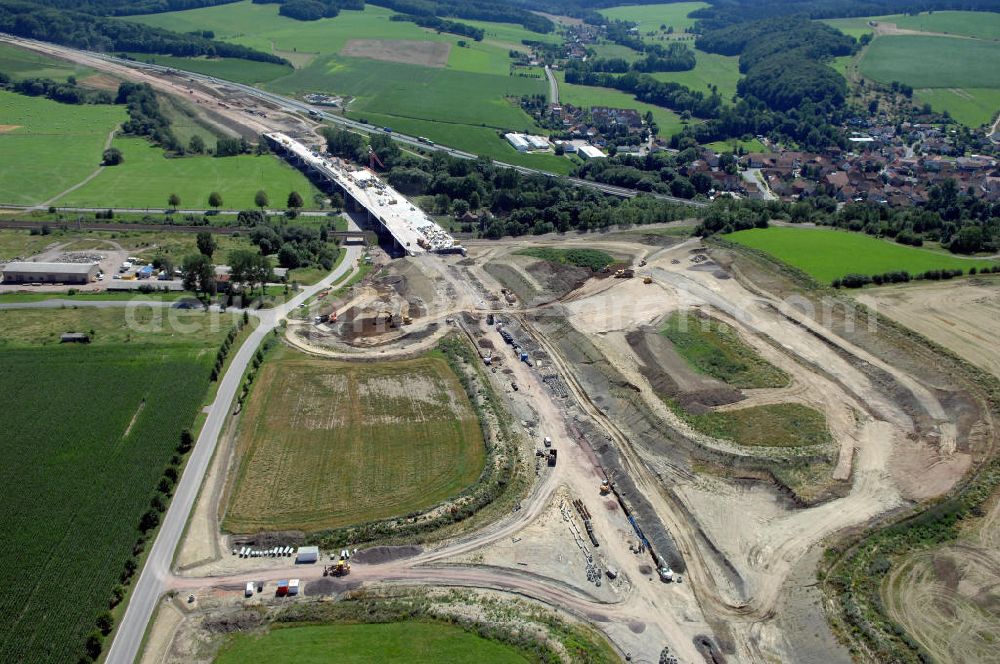 Sättelstädt from above - Blick auf die Baustelle am östlichen Ende der Hörseltalbrücke Richtung Ausfahrt / Anschlussstelle Sättelstädt der A4. Der Neubau ist Teil des Projekt Nordverlegung / Umfahrung Hörselberge der Autobahn E40 / A4 in Thüringen bei Eisenach. Durchgeführt werden die im Zuge dieses Projektes notwendigen Arbeiten unter an derem von den Mitarbeitern der Niederlassung Weimar der EUROVIA Verkehrsbau Union sowie der Niederlassungen Abbruch und Erdbau, Betonstraßenbau, Ingenieurbau und TECO Schallschutz der EUROVIA Beton sowie der DEGES.