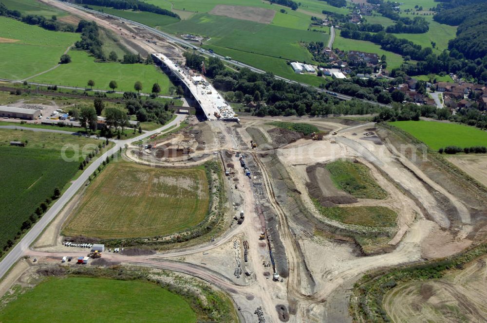 Sättelstädt from the bird's eye view: Blick auf die Baustelle am östlichen Ende der Hörseltalbrücke Richtung Ausfahrt / Anschlussstelle Sättelstädt der A4. Der Neubau ist Teil des Projekt Nordverlegung / Umfahrung Hörselberge der Autobahn E40 / A4 in Thüringen bei Eisenach. Durchgeführt werden die im Zuge dieses Projektes notwendigen Arbeiten unter an derem von den Mitarbeitern der Niederlassung Weimar der EUROVIA Verkehrsbau Union sowie der Niederlassungen Abbruch und Erdbau, Betonstraßenbau, Ingenieurbau und TECO Schallschutz der EUROVIA Beton sowie der DEGES.