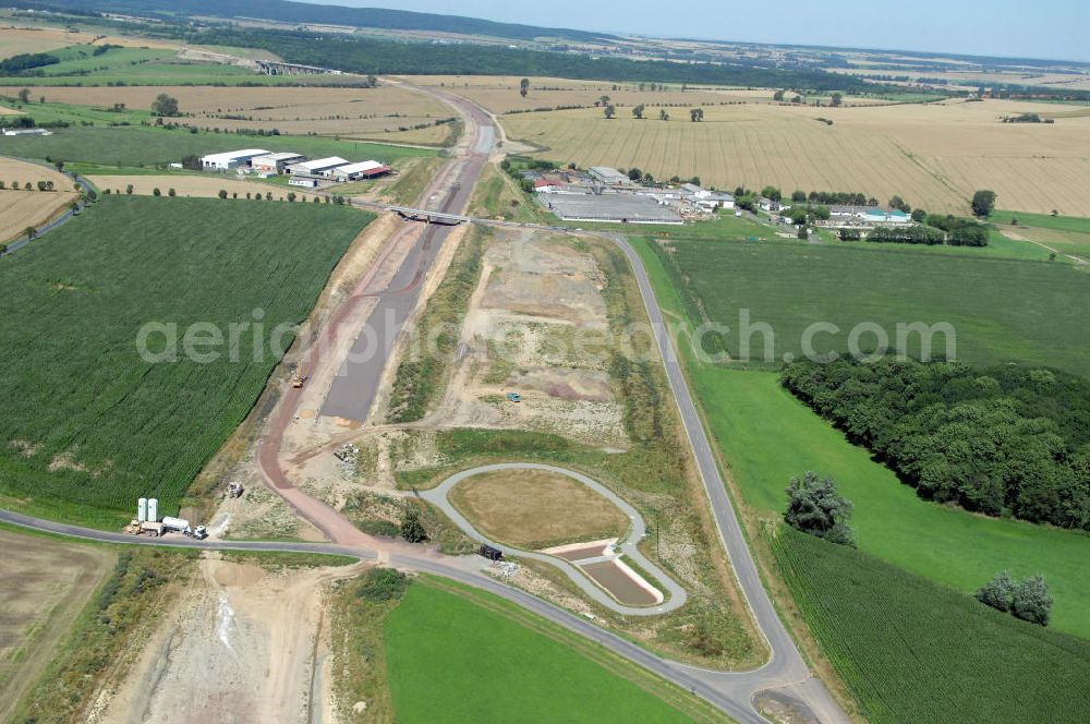 Aerial photograph Sättelstädt - Blick auf die Baustelle der Ausfahrt / Anschlussstelle Sättelstädt der A4 mit Regenrückhaltebecken VI und neuer Strassenbrücke. Der Neubau ist Teil des Projekt Nordverlegung / Umfahrung Hörselberge der Autobahn E40 / A4 in Thüringen bei Eisenach. Durchgeführt werden die im Zuge dieses Projektes notwendigen Arbeiten unter an derem von den Mitarbeitern der Niederlassung Weimar der EUROVIA Verkehrsbau Union sowie der Niederlassungen Abbruch und Erdbau, Betonstraßenbau, Ingenieurbau und TECO Schallschutz der EUROVIA Beton sowie der DEGES.