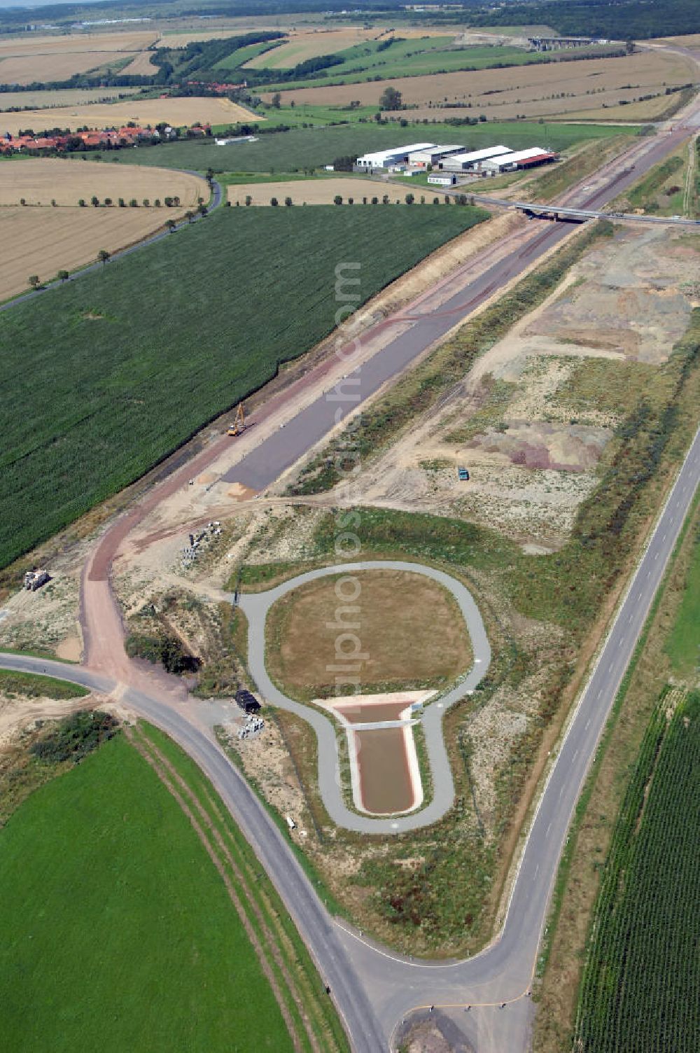 Sättelstädt from above - Blick auf die Baustelle der Ausfahrt / Anschlussstelle Sättelstädt der A4 mit Regenrückhaltebecken VI und neuer Strassenbrücke. Der Neubau ist Teil des Projekt Nordverlegung / Umfahrung Hörselberge der Autobahn E40 / A4 in Thüringen bei Eisenach. Durchgeführt werden die im Zuge dieses Projektes notwendigen Arbeiten unter an derem von den Mitarbeitern der Niederlassung Weimar der EUROVIA Verkehrsbau Union sowie der Niederlassungen Abbruch und Erdbau, Betonstraßenbau, Ingenieurbau und TECO Schallschutz der EUROVIA Beton sowie der DEGES.