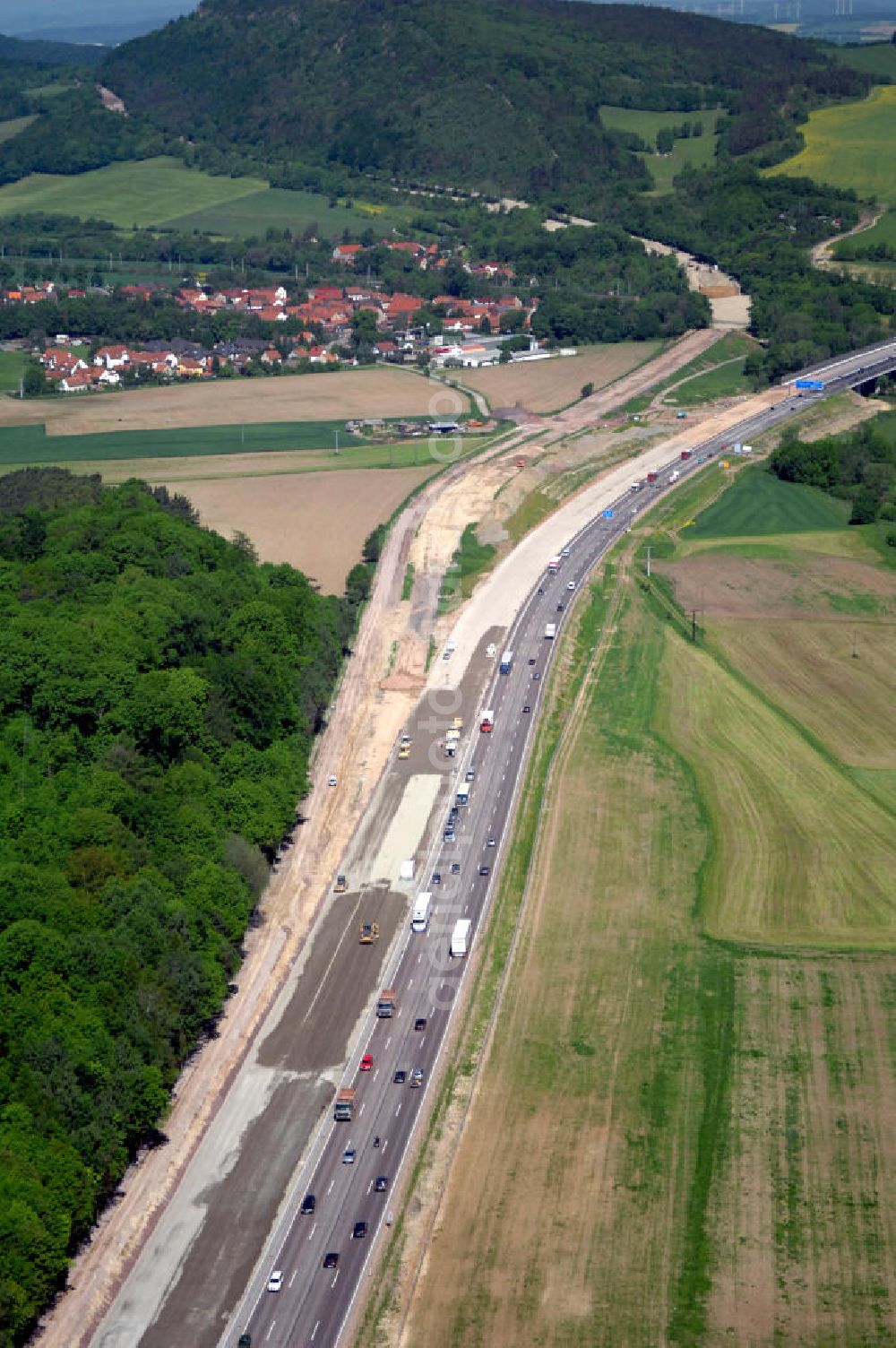 Aerial image Sättelstädt - Blick auf die Baustelle des Übergang der alten A4 auf die neue A4 bei Sättelstädt. Der Neubau ist Teil des Projekt Nordverlegung / Umfahrung Hörselberge der Autobahn E40 / A4 in Thüringen bei Eisenach. Durchgeführt werden die im Zuge dieses Projektes notwendigen Arbeiten unter an derem von den Mitarbeitern der Niederlassung Weimar der EUROVIA Verkehrsbau Union sowie der Niederlassungen Abbruch und Erdbau, Betonstraßenbau, Ingenieurbau und TECO Schallschutz der EUROVIA Beton sowie der DEGES. Construction of new bypass system.