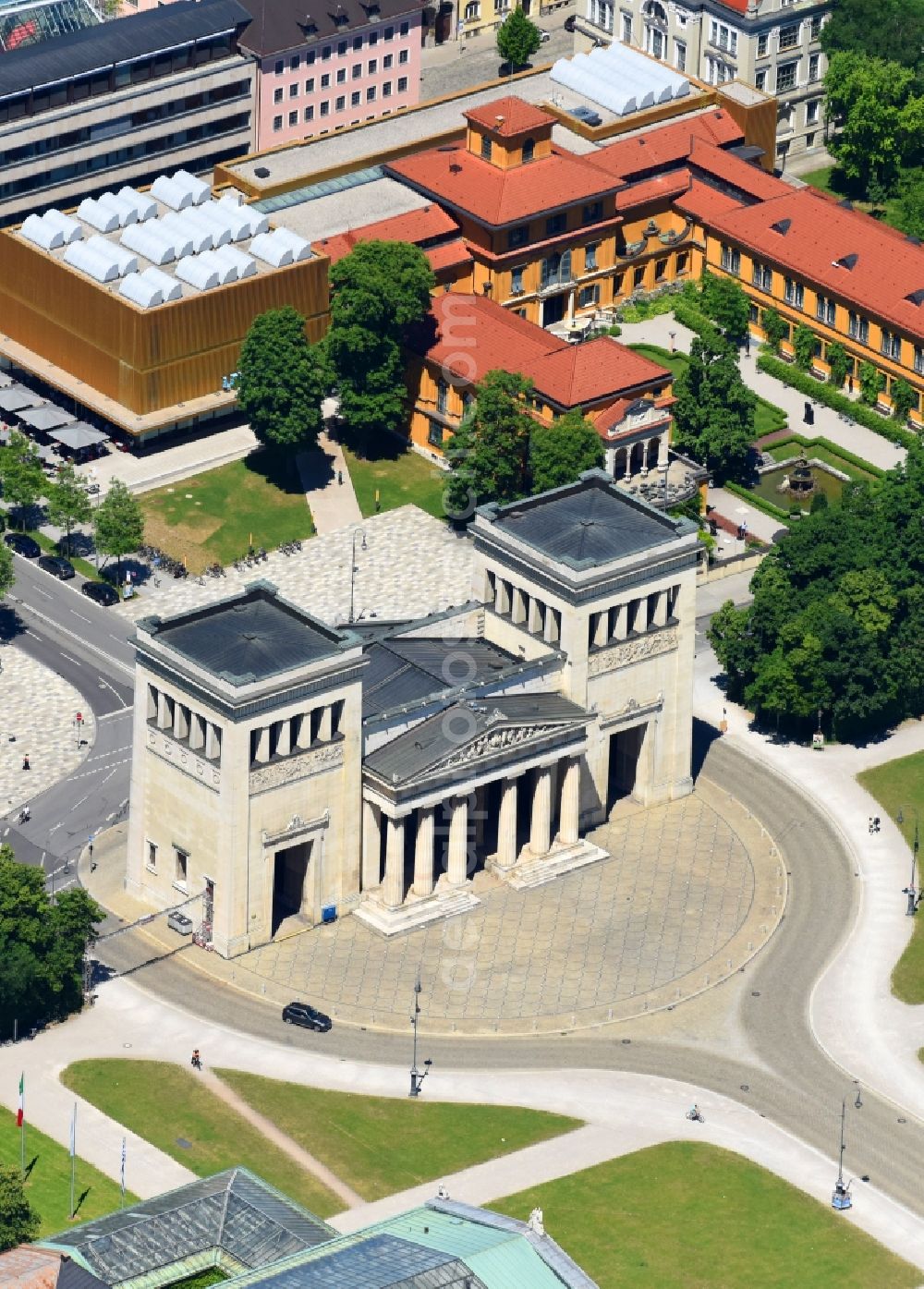 Aerial photograph München - The Propylaea at Koenigsplatz in Munich Maxvorstadt in the state of Bavaria. The former city gate was built by Leo von Klenze in the form of a Tempeleingang (Propylon) on behalf of King Ludwig I