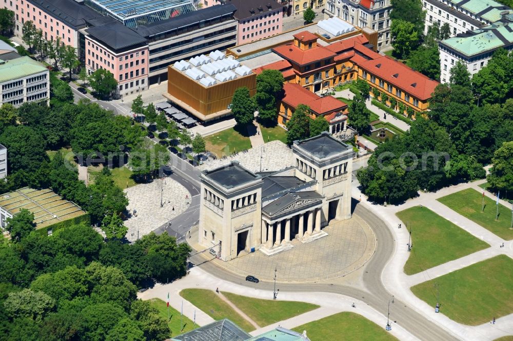 München from above - The Propylaea at Koenigsplatz in Munich Maxvorstadt in the state of Bavaria. The former city gate was built by Leo von Klenze in the form of a Tempeleingang (Propylon) on behalf of King Ludwig I