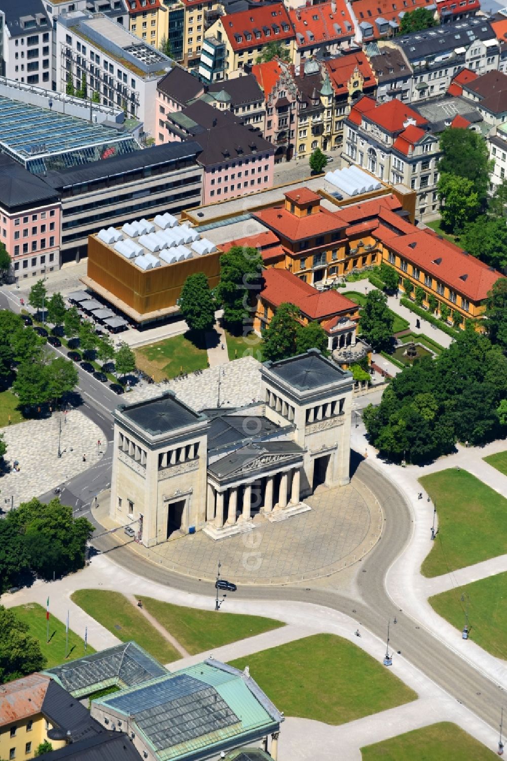 München from the bird's eye view: The Propylaea at Koenigsplatz in Munich Maxvorstadt in the state of Bavaria. The former city gate was built by Leo von Klenze in the form of a Tempeleingang (Propylon) on behalf of King Ludwig I