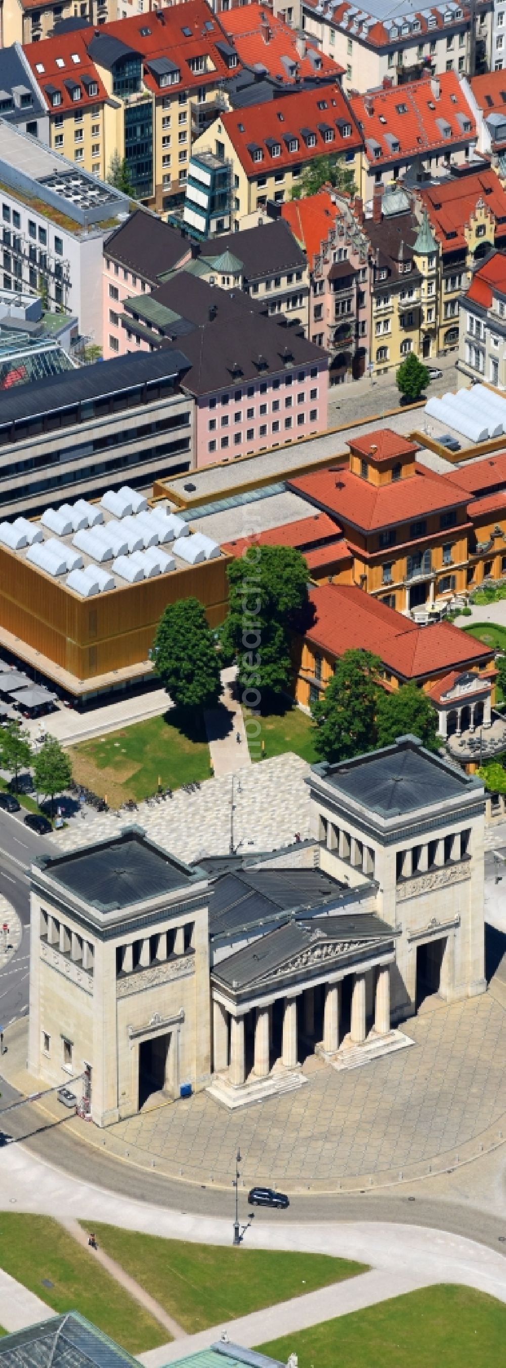 Aerial image München - The Propylaea at Koenigsplatz in Munich Maxvorstadt in the state of Bavaria. The former city gate was built by Leo von Klenze in the form of a Tempeleingang (Propylon) on behalf of King Ludwig I