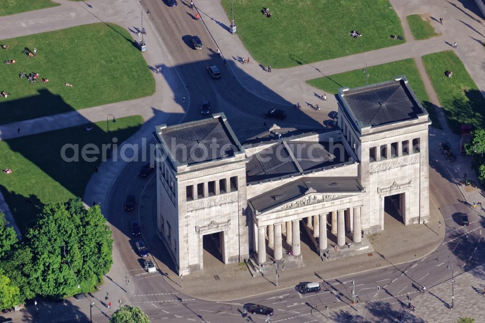 Aerial photograph München - The Propylaea at Koenigsplatz in Munich Maxvorstadt in the state of Bavaria. The former city gate was built by Leo von Klenze in the form of a Tempeleingang (Propylon) on behalf of King Ludwig I