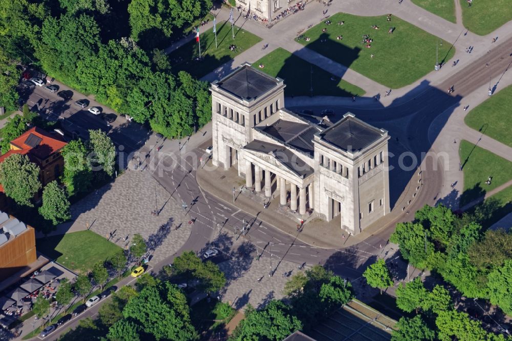 München from above - The Propylaea at Koenigsplatz in Munich Maxvorstadt in the state of Bavaria. The former city gate was built by Leo von Klenze in the form of a Tempeleingang (Propylon) on behalf of King Ludwig I