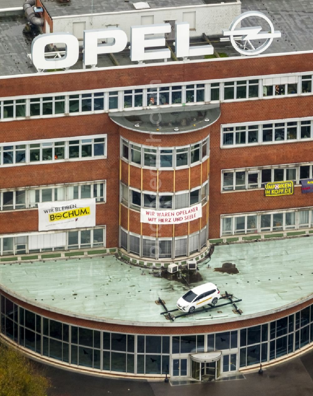 Aerial photograph Bochum - Protest slogans against the closure of the main facade of the Opel plant in Bochum in North Rhine-Westphalia