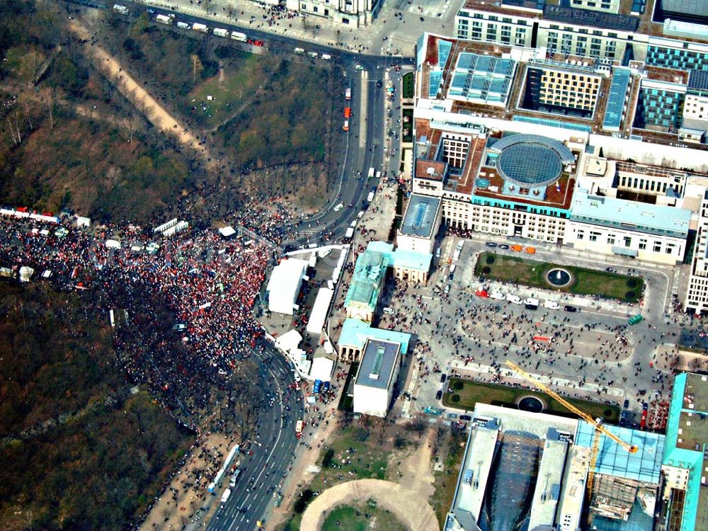 Aerial photograph Berlin - Protestzüge in der Berliner Innenstadt über die Leipziger Straße / straße des 17. Juni zur Großdemonstration des DGB gegen Sozialabbau am Brandenburger Tor in Berlin - Mitte